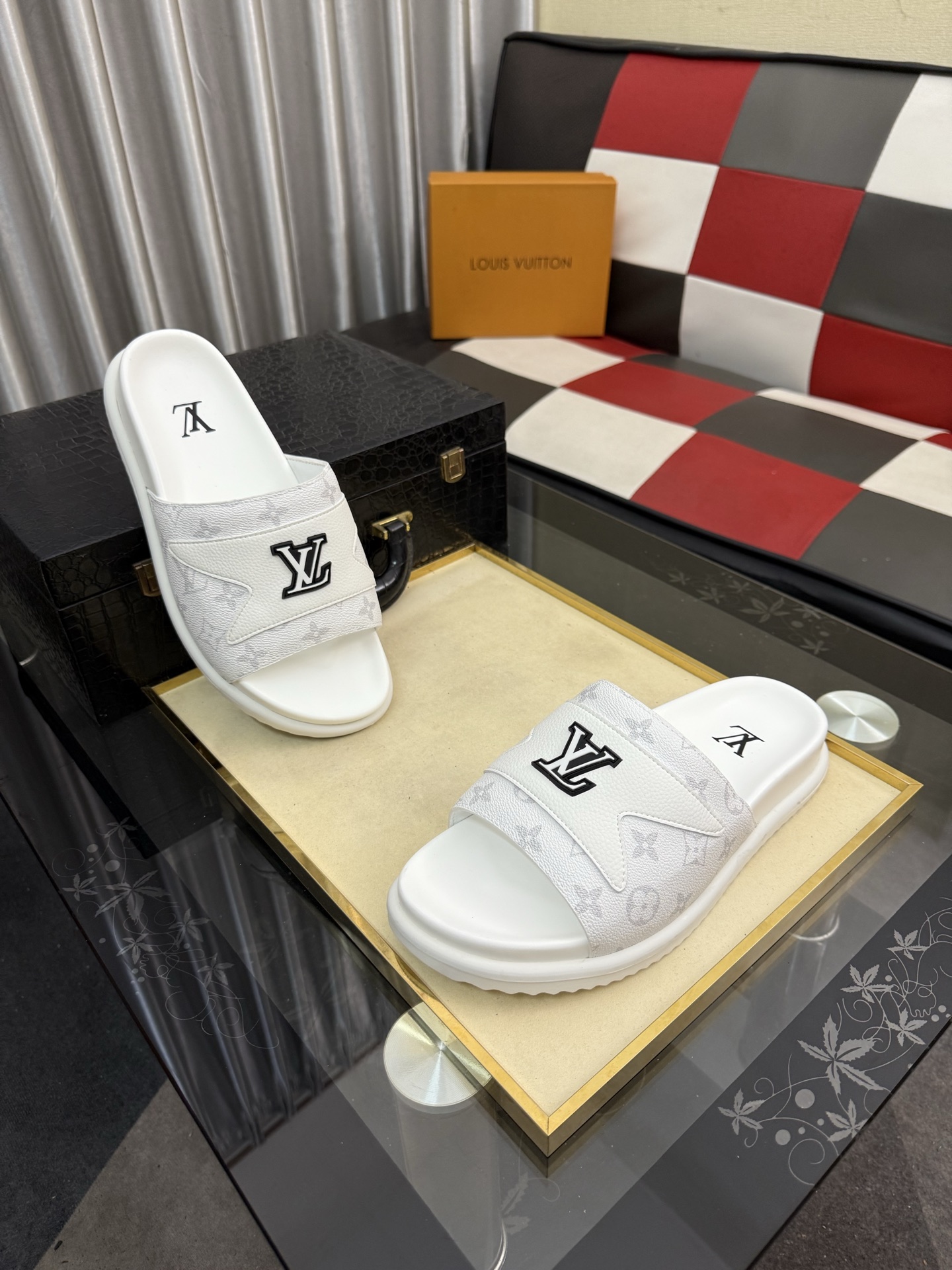 LV 一比一 男款 Logo拖鞋 白色極簡百搭休閒款| 13 LV 一比一 男款 Logo拖鞋 白色極簡百搭休閒款