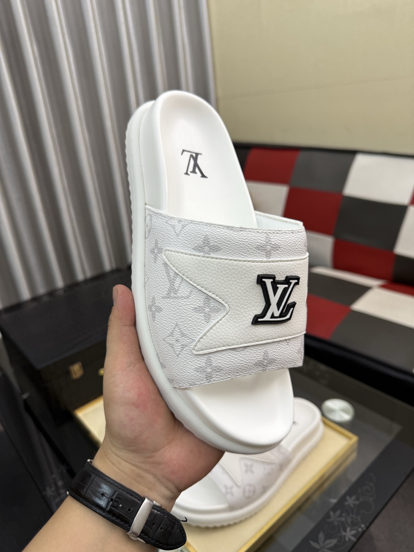 LV 一比一 男款 Logo拖鞋 白色極簡百搭休閒款| 12 LV 一比一 男款 Logo拖鞋 白色極簡百搭休閒款