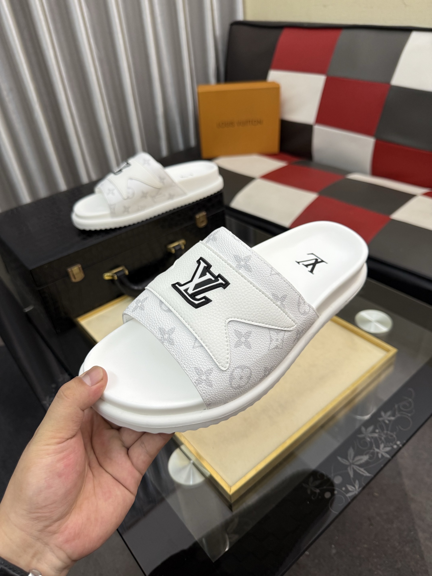 LV 一比一 男款 Logo拖鞋 白色極簡百搭休閒款| 11 LV 一比一 男款 Logo拖鞋 白色極簡百搭休閒款
