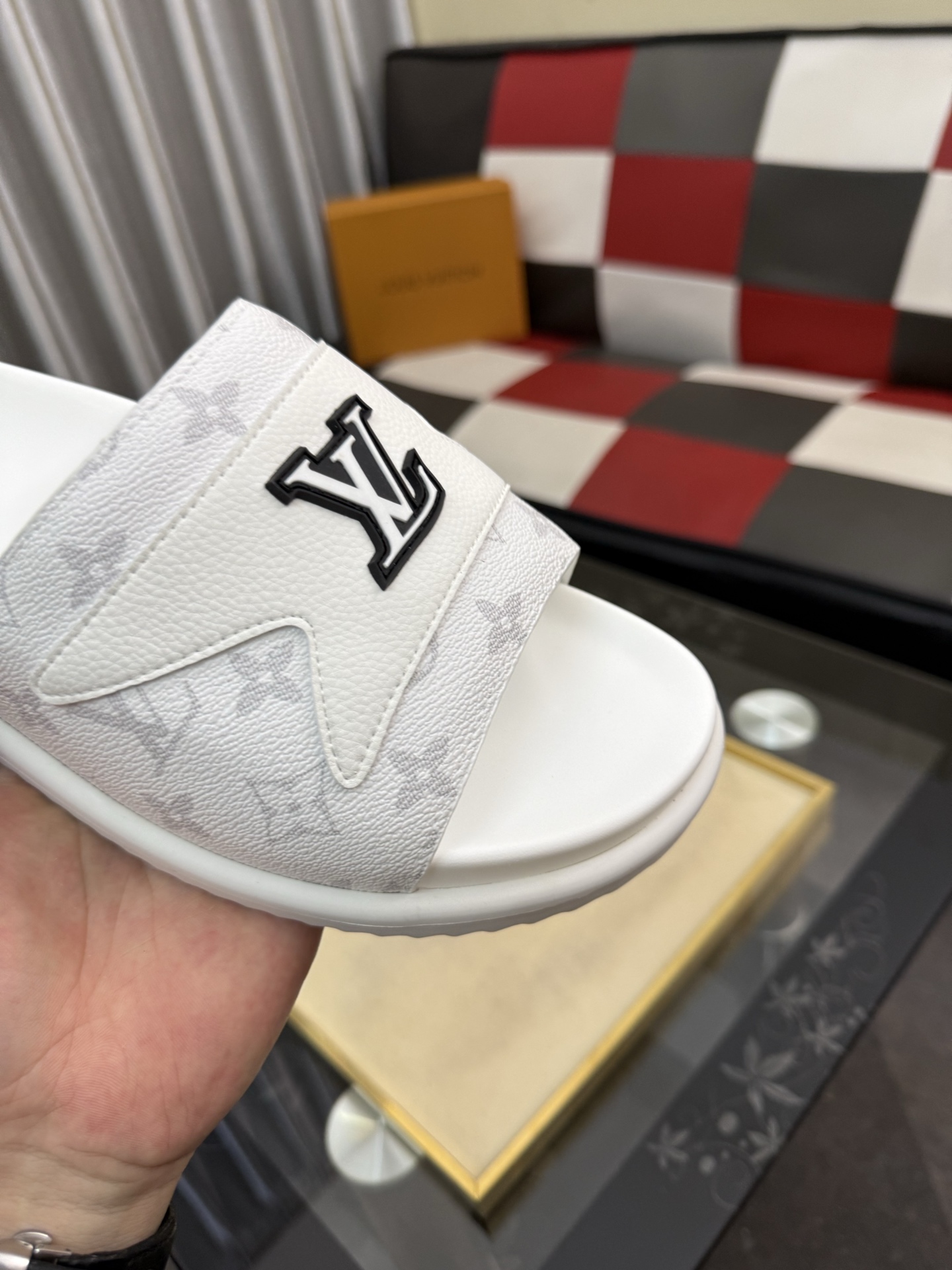 LV 一比一 男款 Logo拖鞋 白色極簡百搭休閒款| 10 LV 一比一 男款 Logo拖鞋 白色極簡百搭休閒款