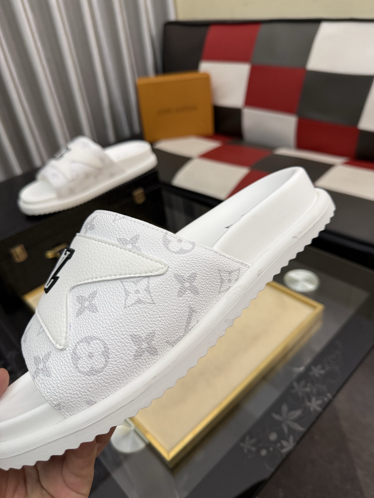 LV 一比一 男款 Logo拖鞋 白色極簡百搭休閒款| 9 LV 一比一 男款 Logo拖鞋 白色極簡百搭休閒款