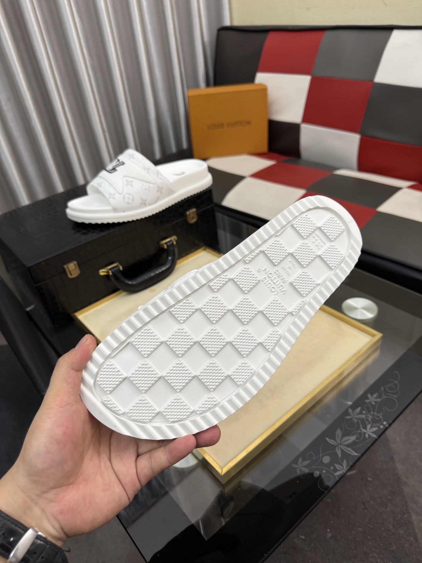 LV 一比一 男款 Logo拖鞋 白色極簡百搭休閒款| 7 LV 一比一 男款 Logo拖鞋 白色極簡百搭休閒款