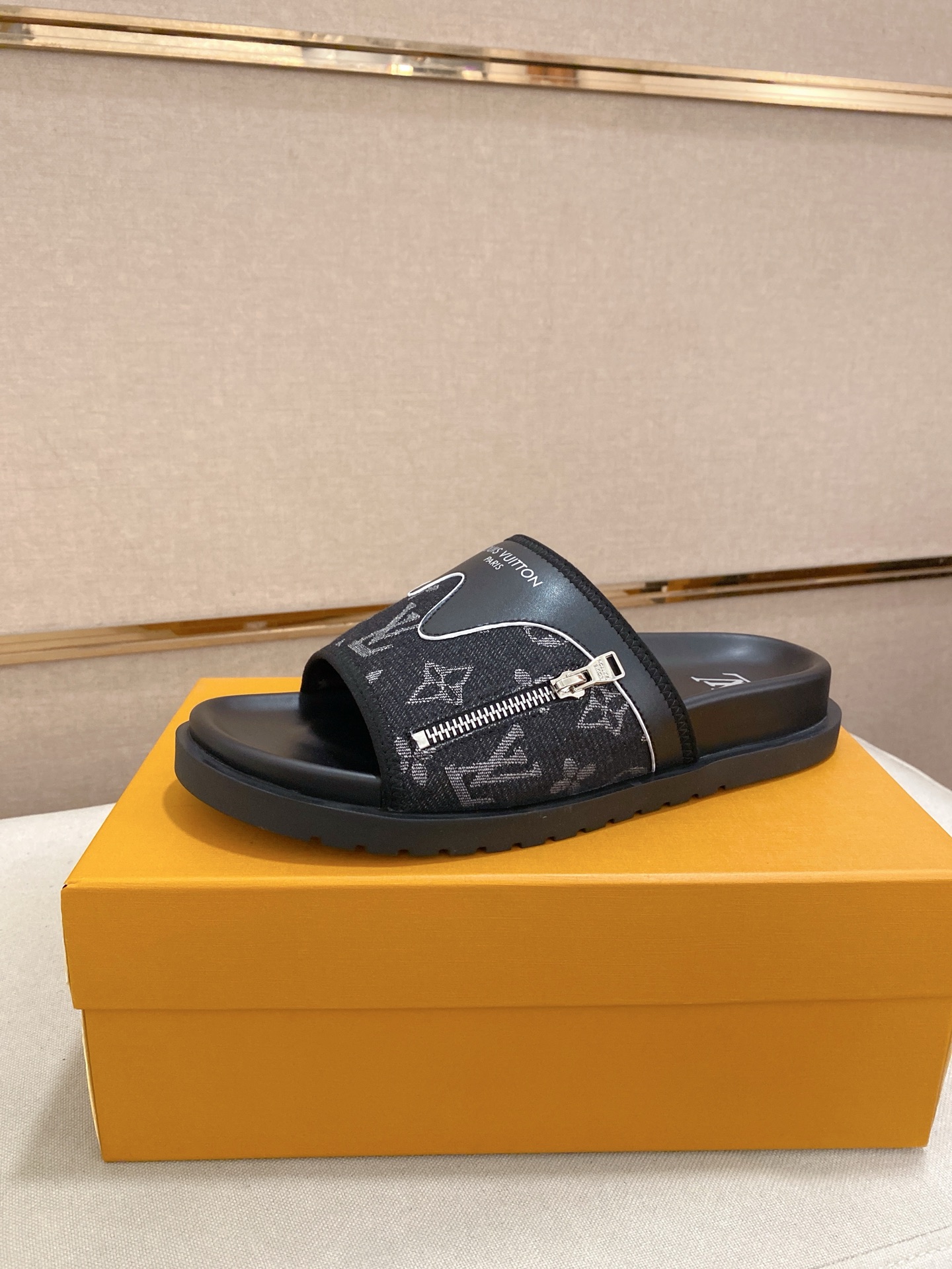LV 高仿 男款 Monogram拖鞋 黑色拉鍊潮流款