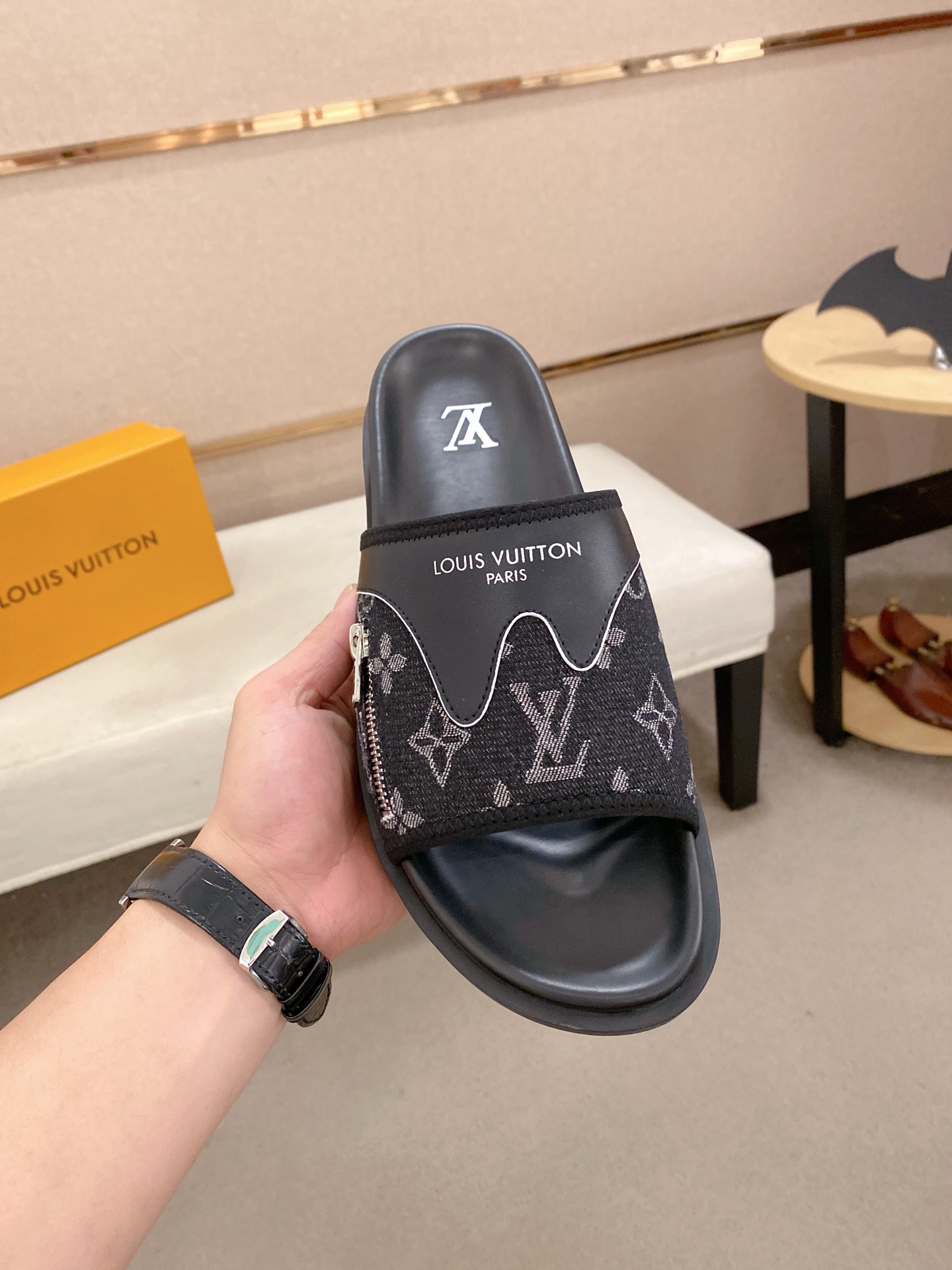 LV 高仿 男款 Monogram拖鞋 黑色拉鍊潮流款| 15 LV 高仿 男款 Monogram拖鞋 黑色拉鍊潮流款
