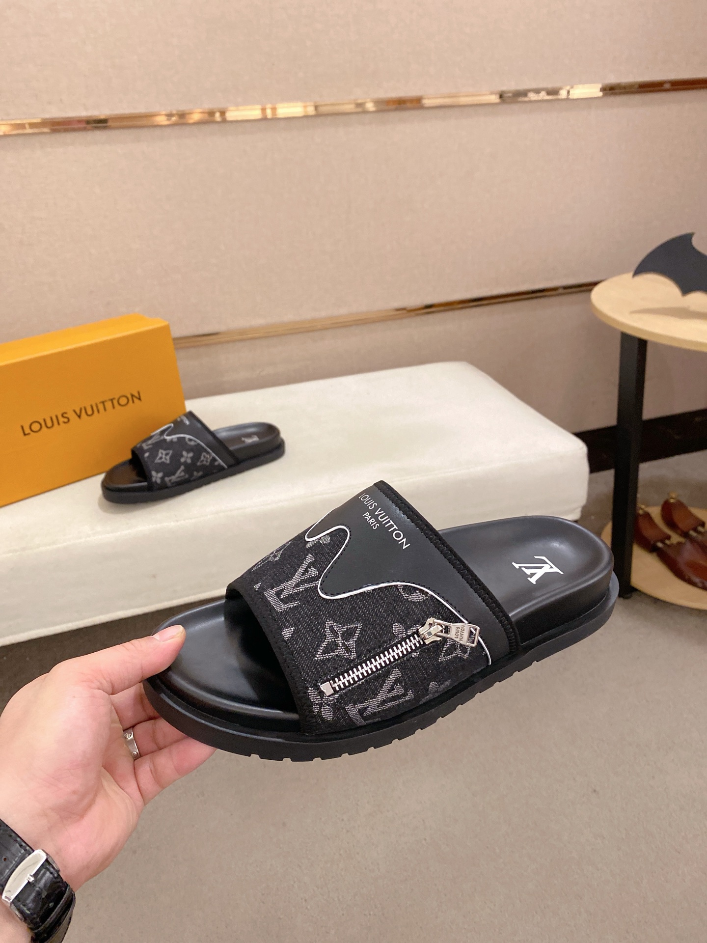 LV 高仿 男款 Monogram拖鞋 黑色拉鍊潮流款| 14 LV 高仿 男款 Monogram拖鞋 黑色拉鍊潮流款