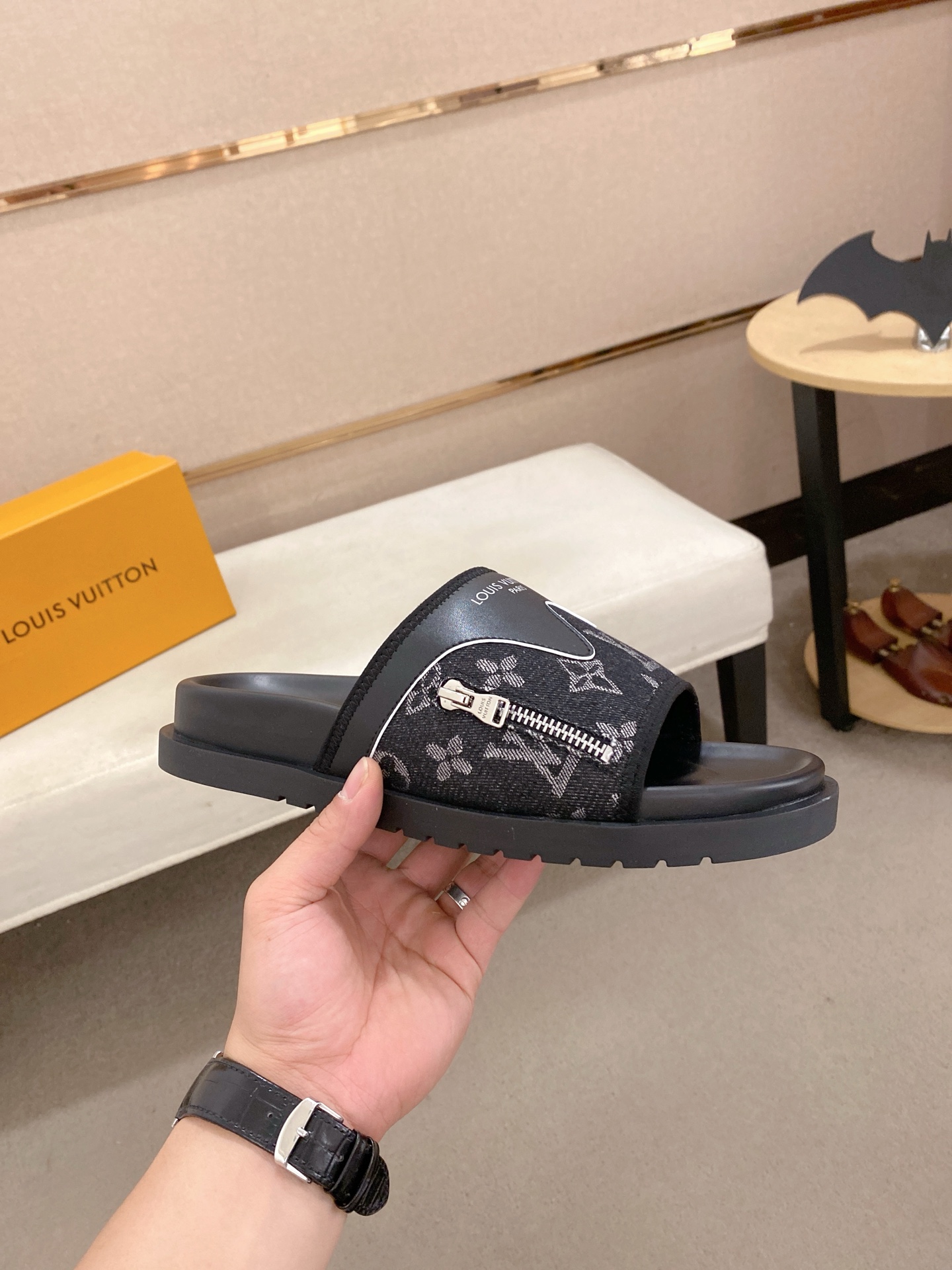 LV 高仿 男款 Monogram拖鞋 黑色拉鍊潮流款| 13 LV 高仿 男款 Monogram拖鞋 黑色拉鍊潮流款
