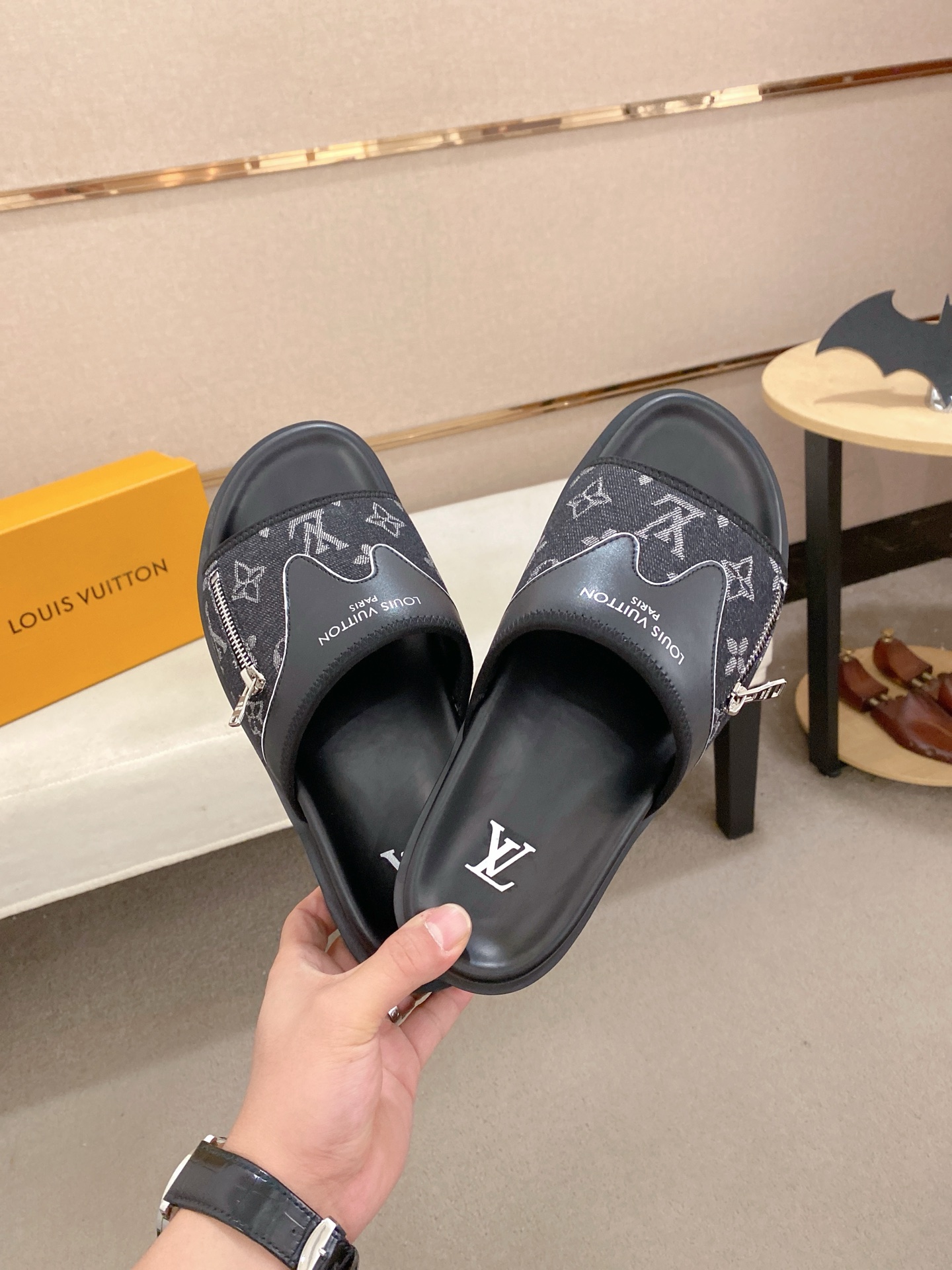 LV 高仿 男款 Monogram拖鞋 黑色拉鍊潮流款| 12 LV 高仿 男款 Monogram拖鞋 黑色拉鍊潮流款