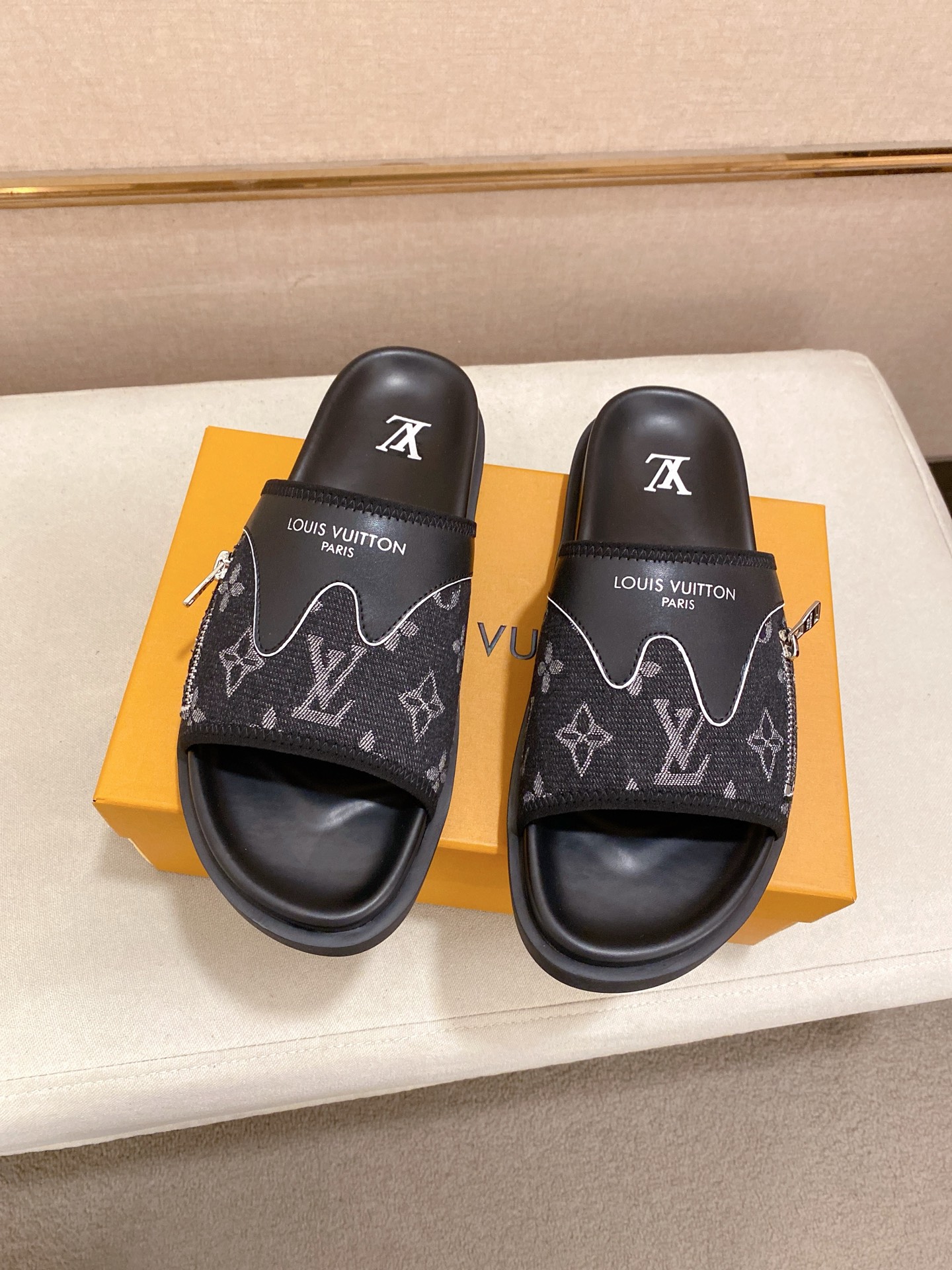 LV 高仿 男款 Monogram拖鞋 黑色拉鍊潮流款| 11 LV 高仿 男款 Monogram拖鞋 黑色拉鍊潮流款