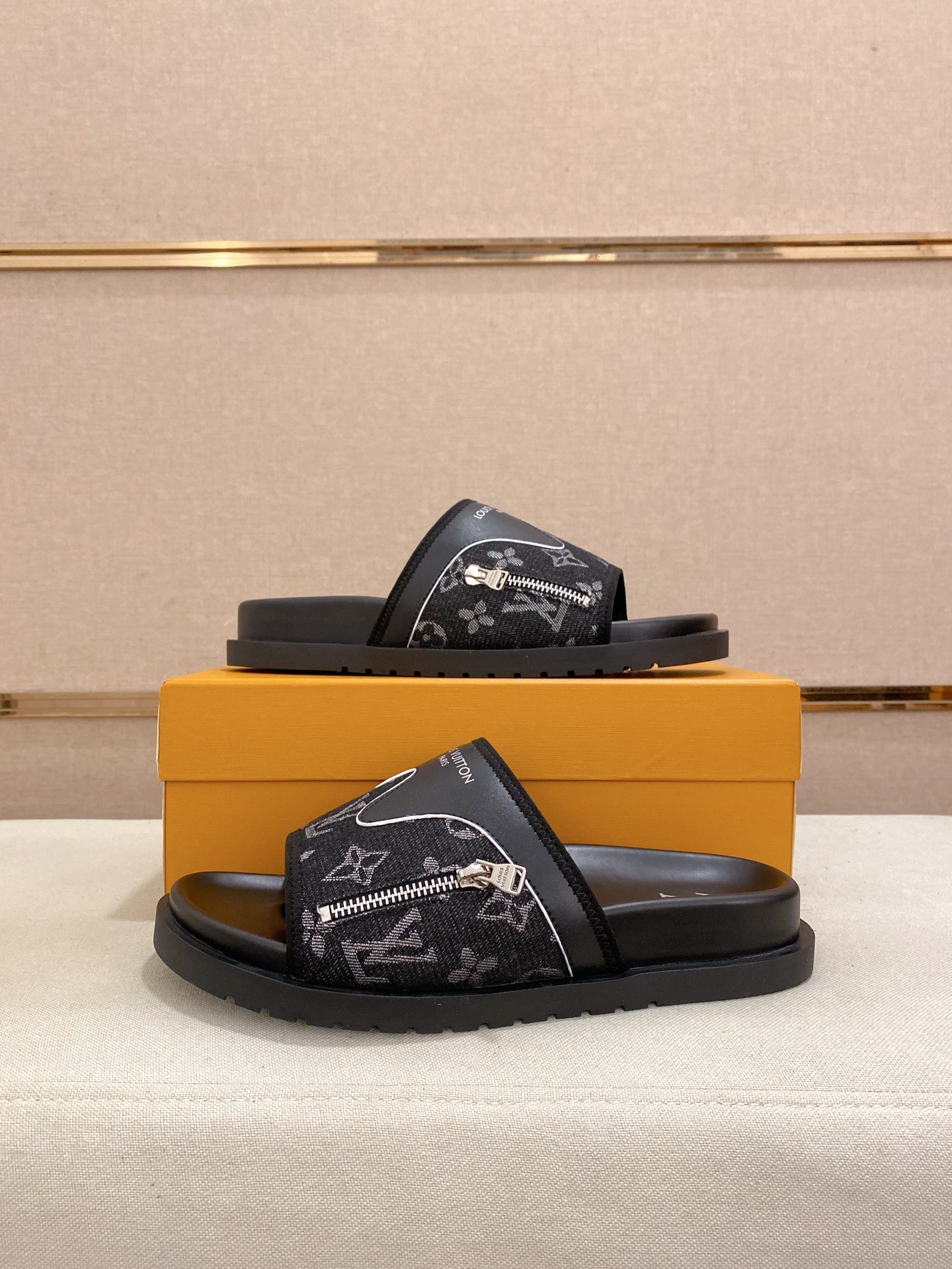 LV 高仿 男款 Monogram拖鞋 黑色拉鍊潮流款| 10 LV 高仿 男款 Monogram拖鞋 黑色拉鍊潮流款