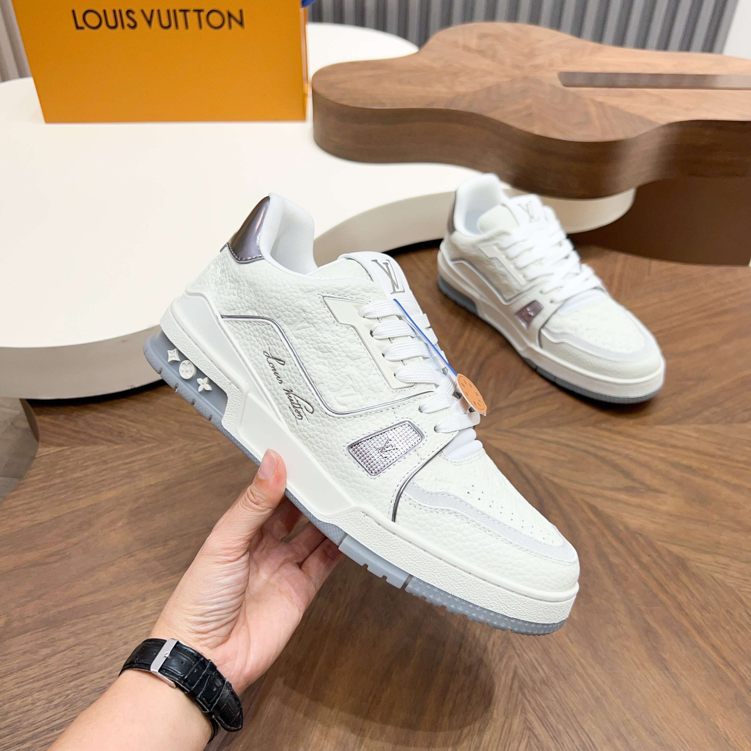 LV高仿 Trainer Monogram壓紋牛皮白灰配色精品休閒運動鞋| 14 LV高仿 Trainer Monogram壓紋牛皮白灰配色精品休閒運動鞋