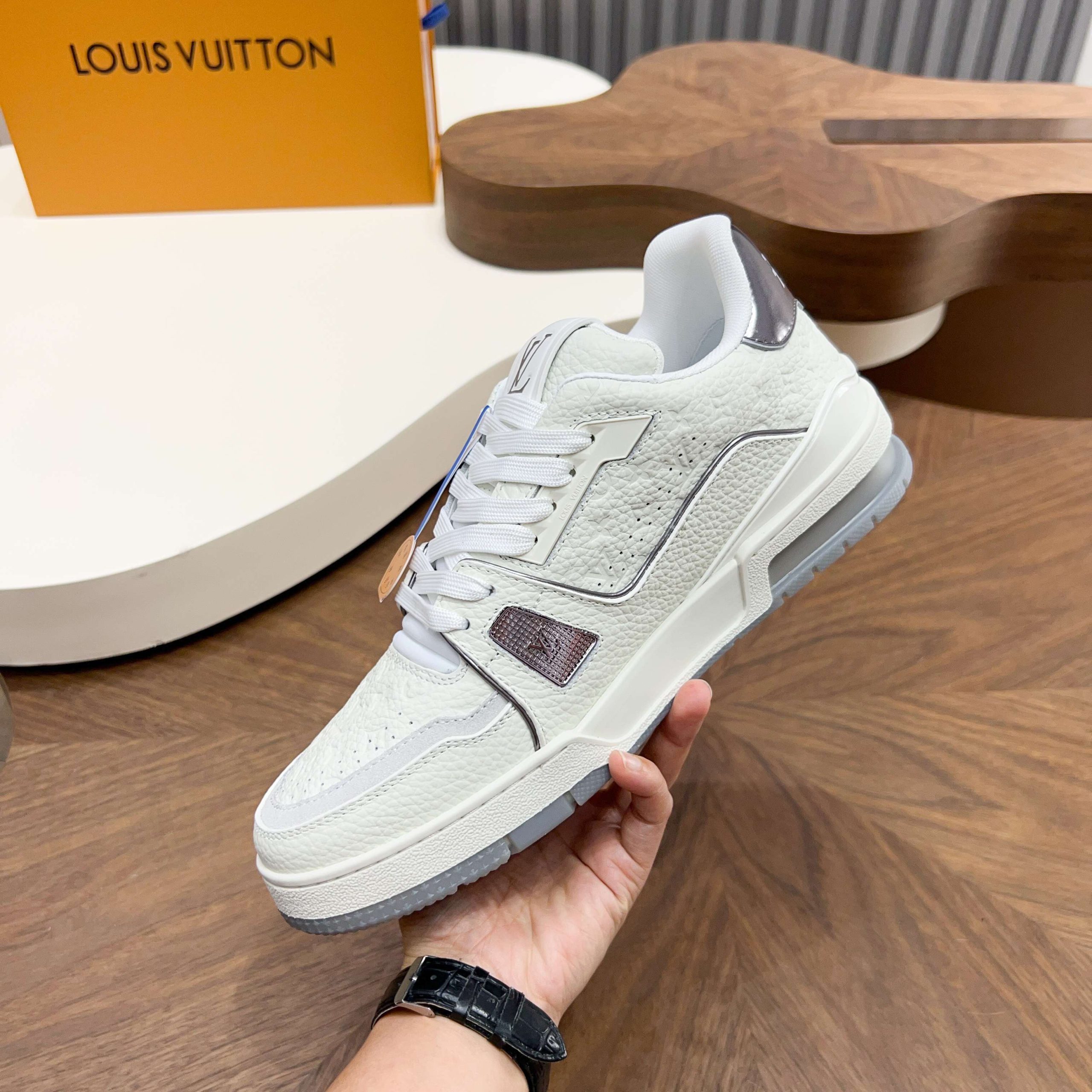 LV高仿 Trainer Monogram壓紋牛皮白灰配色精品休閒運動鞋| 13 LV高仿 Trainer Monogram壓紋牛皮白灰配色精品休閒運動鞋