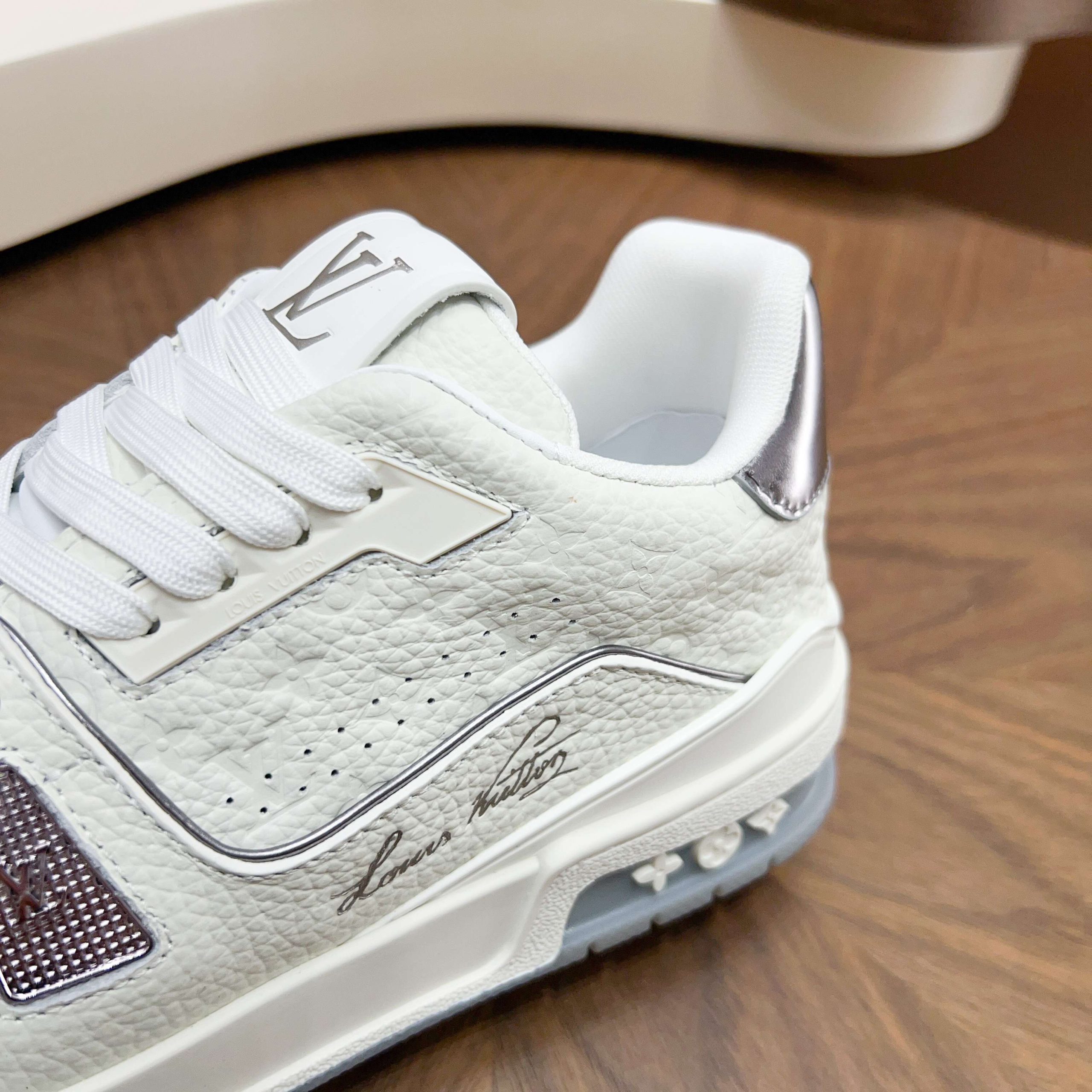 LV高仿 Trainer Monogram壓紋牛皮白灰配色精品休閒運動鞋| 12 LV高仿 Trainer Monogram壓紋牛皮白灰配色精品休閒運動鞋