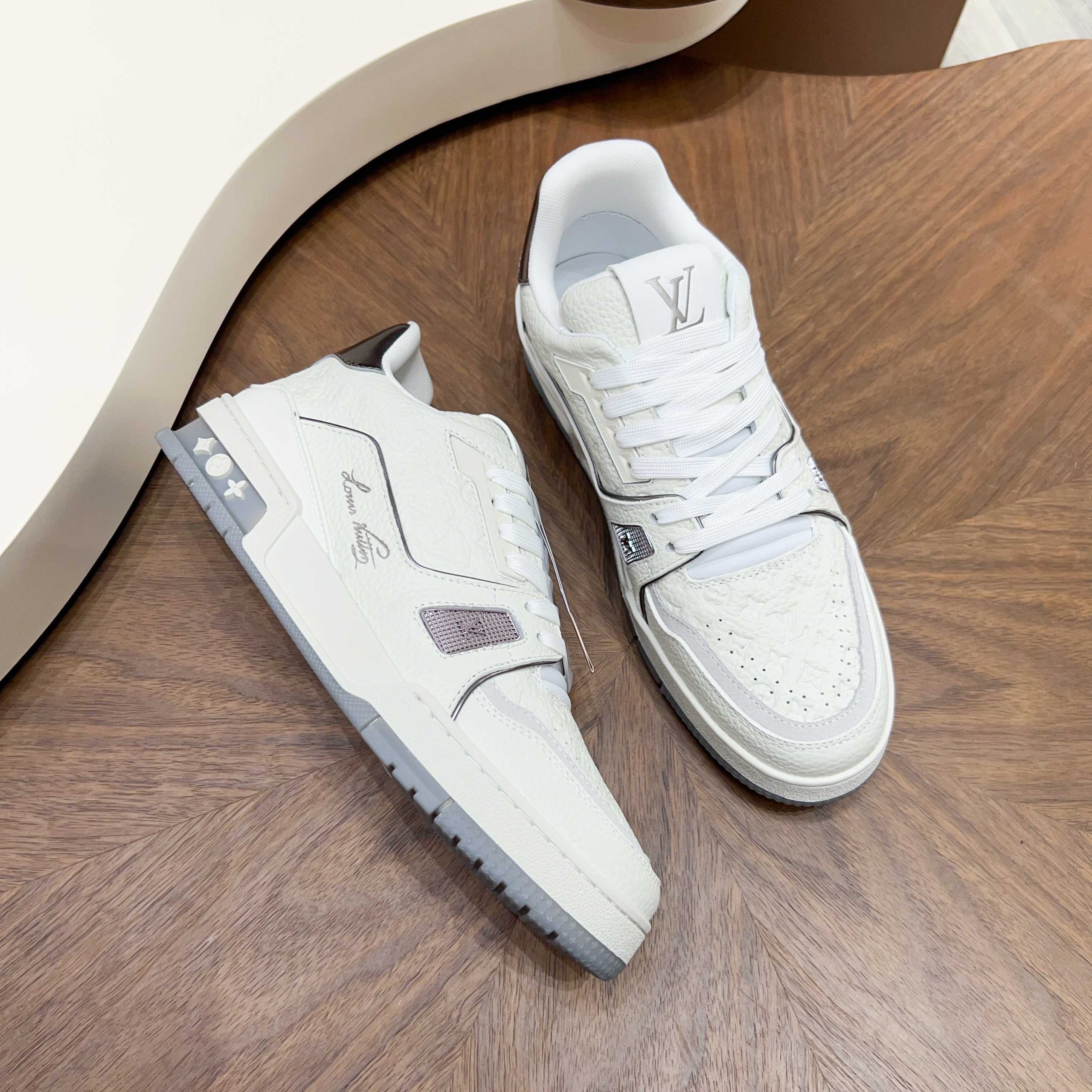 LV高仿 Trainer Monogram壓紋牛皮白灰配色精品休閒運動鞋| 11 LV高仿 Trainer Monogram壓紋牛皮白灰配色精品休閒運動鞋