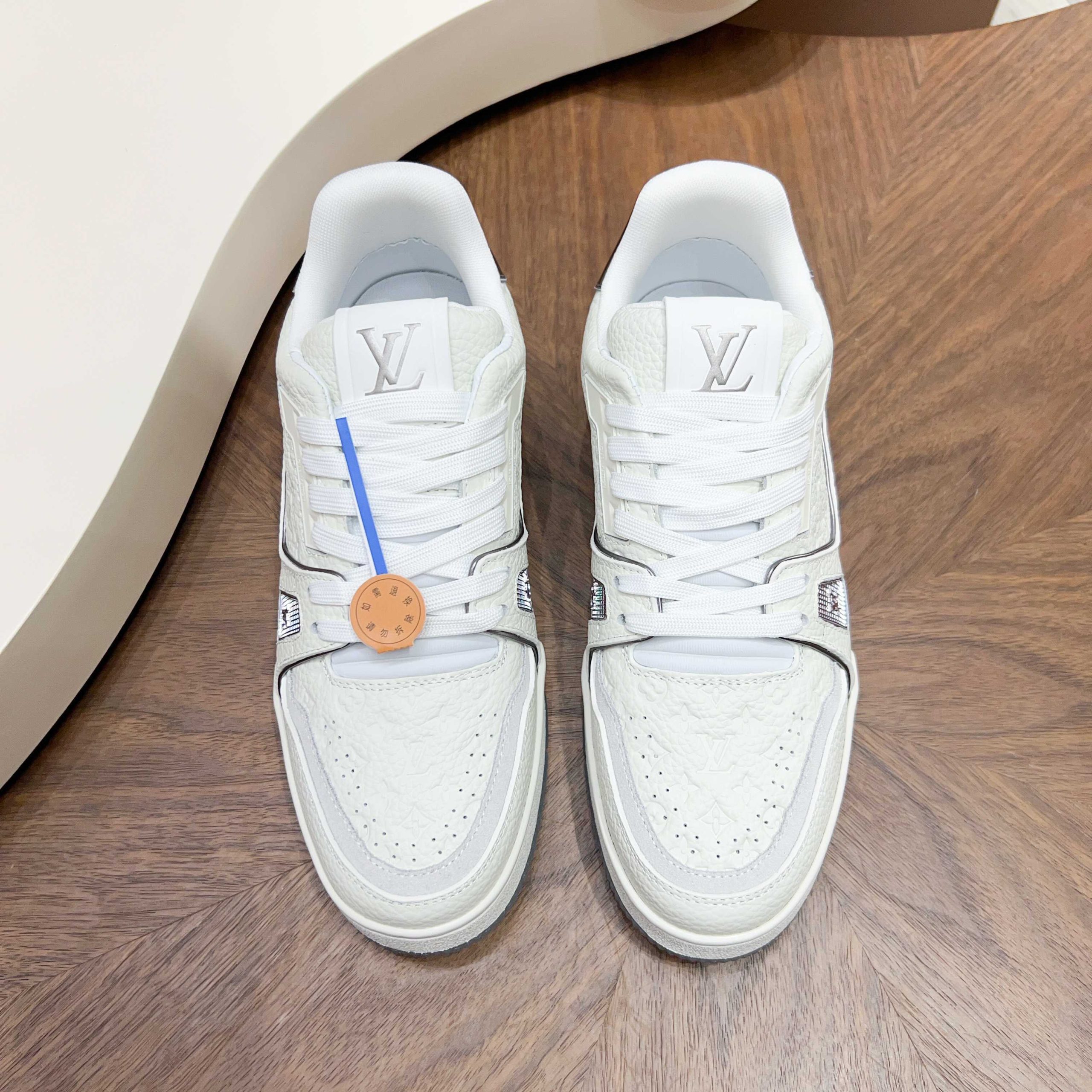 LV高仿 Trainer Monogram壓紋牛皮白灰配色精品休閒運動鞋| 10 LV高仿 Trainer Monogram壓紋牛皮白灰配色精品休閒運動鞋