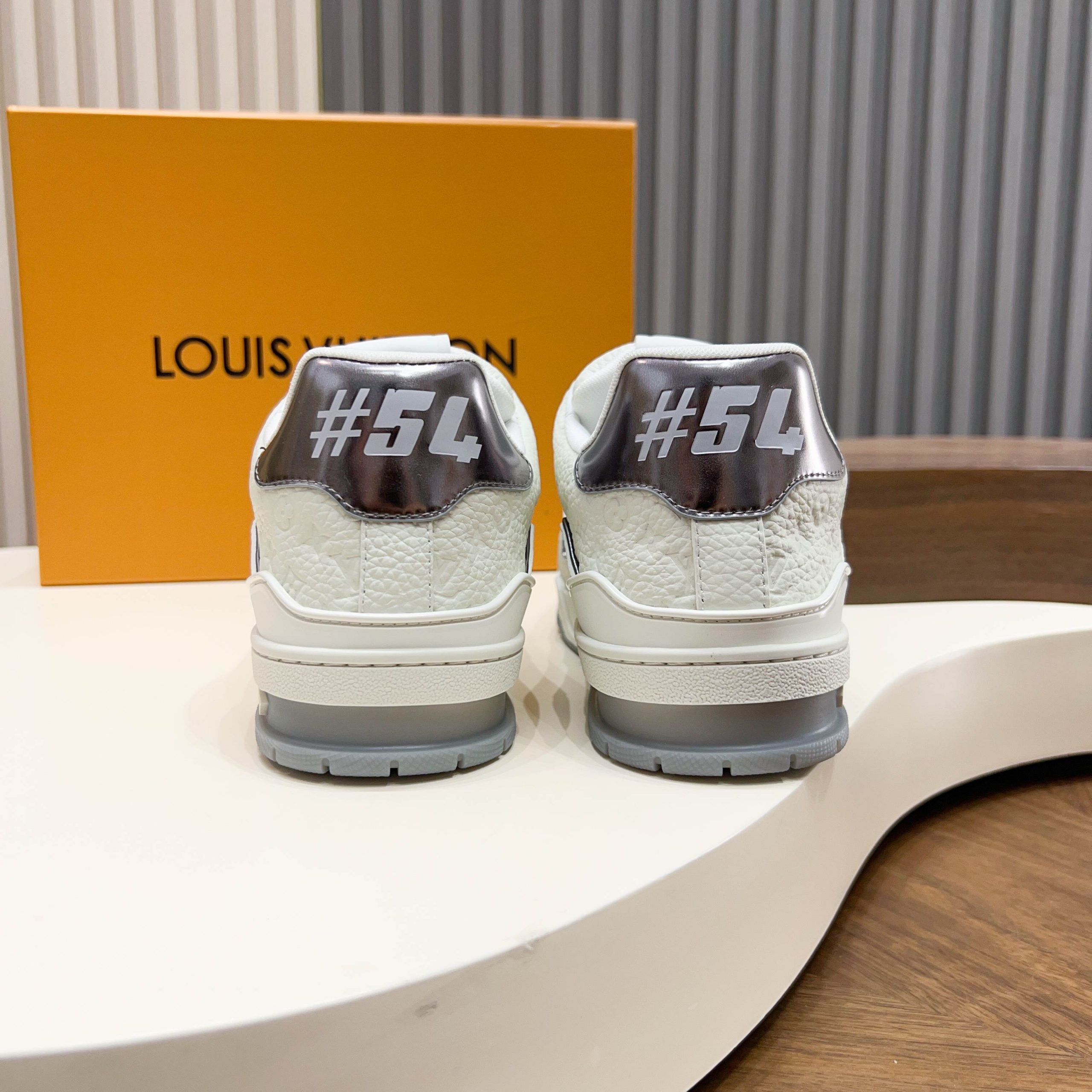 LV高仿 Trainer Monogram壓紋牛皮白灰配色精品休閒運動鞋| 9 LV高仿 Trainer Monogram壓紋牛皮白灰配色精品休閒運動鞋
