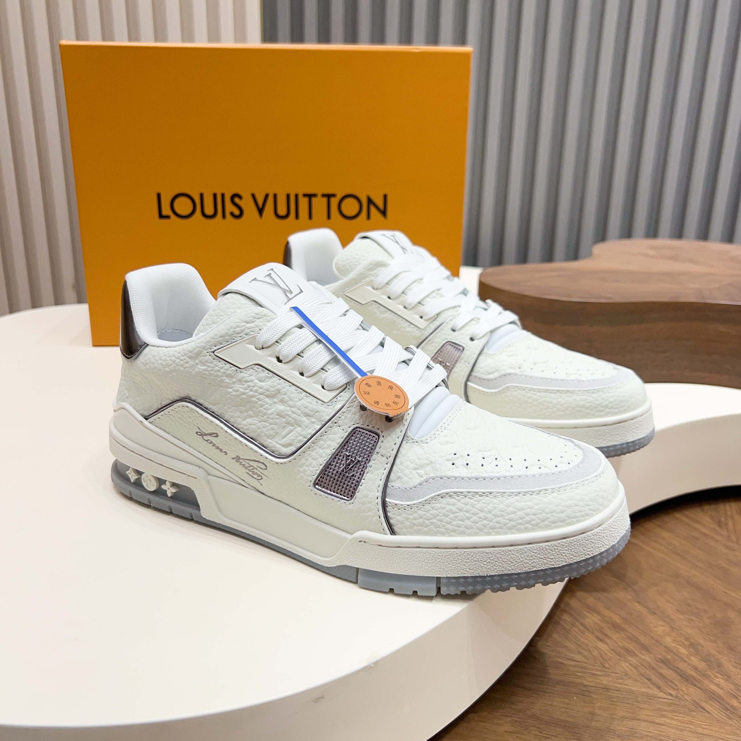 LV高仿 Trainer Monogram壓紋牛皮白灰配色精品休閒運動鞋| 8 LV高仿 Trainer Monogram壓紋牛皮白灰配色精品休閒運動鞋