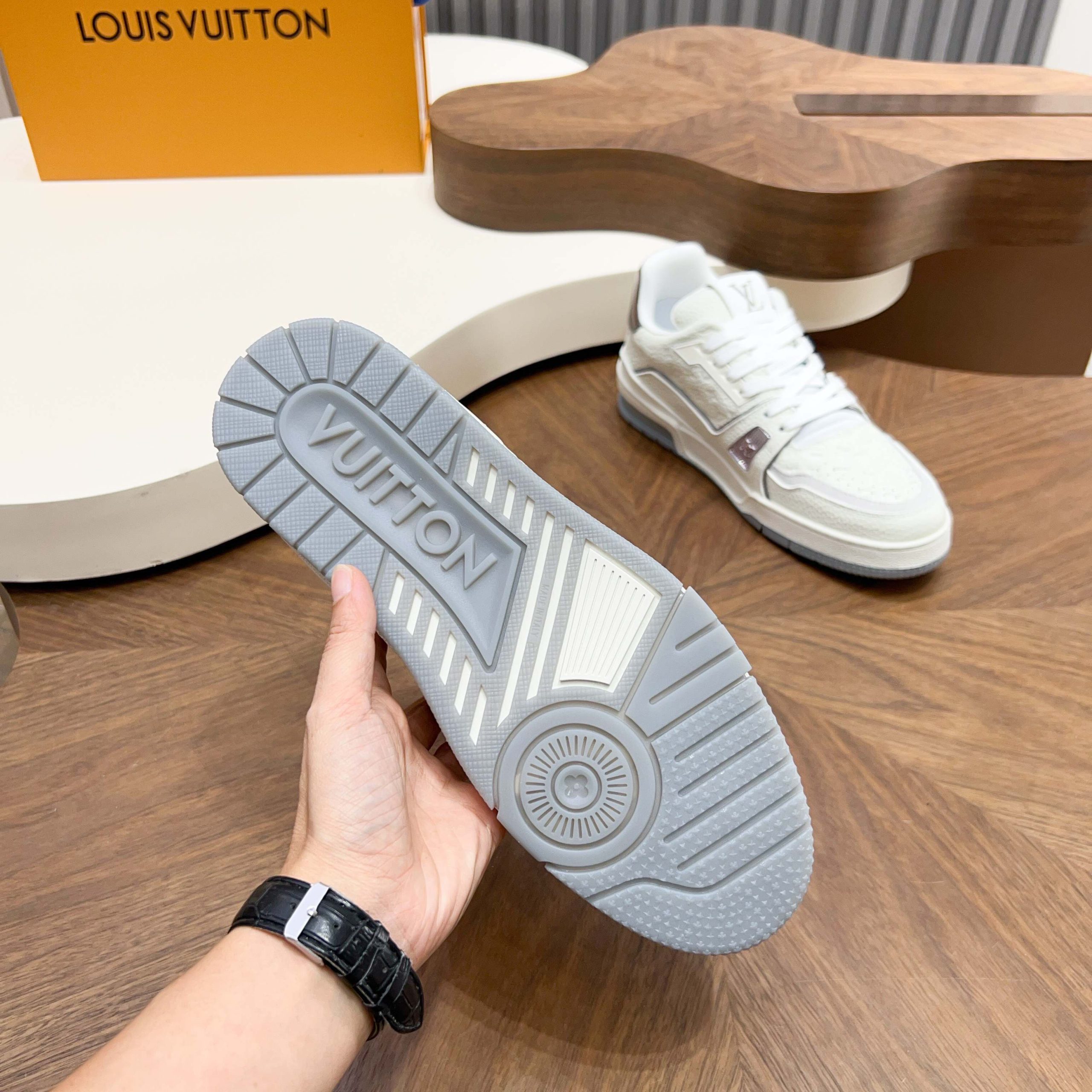 LV高仿 Trainer Monogram壓紋牛皮白灰配色精品休閒運動鞋| 7 LV高仿 Trainer Monogram壓紋牛皮白灰配色精品休閒運動鞋