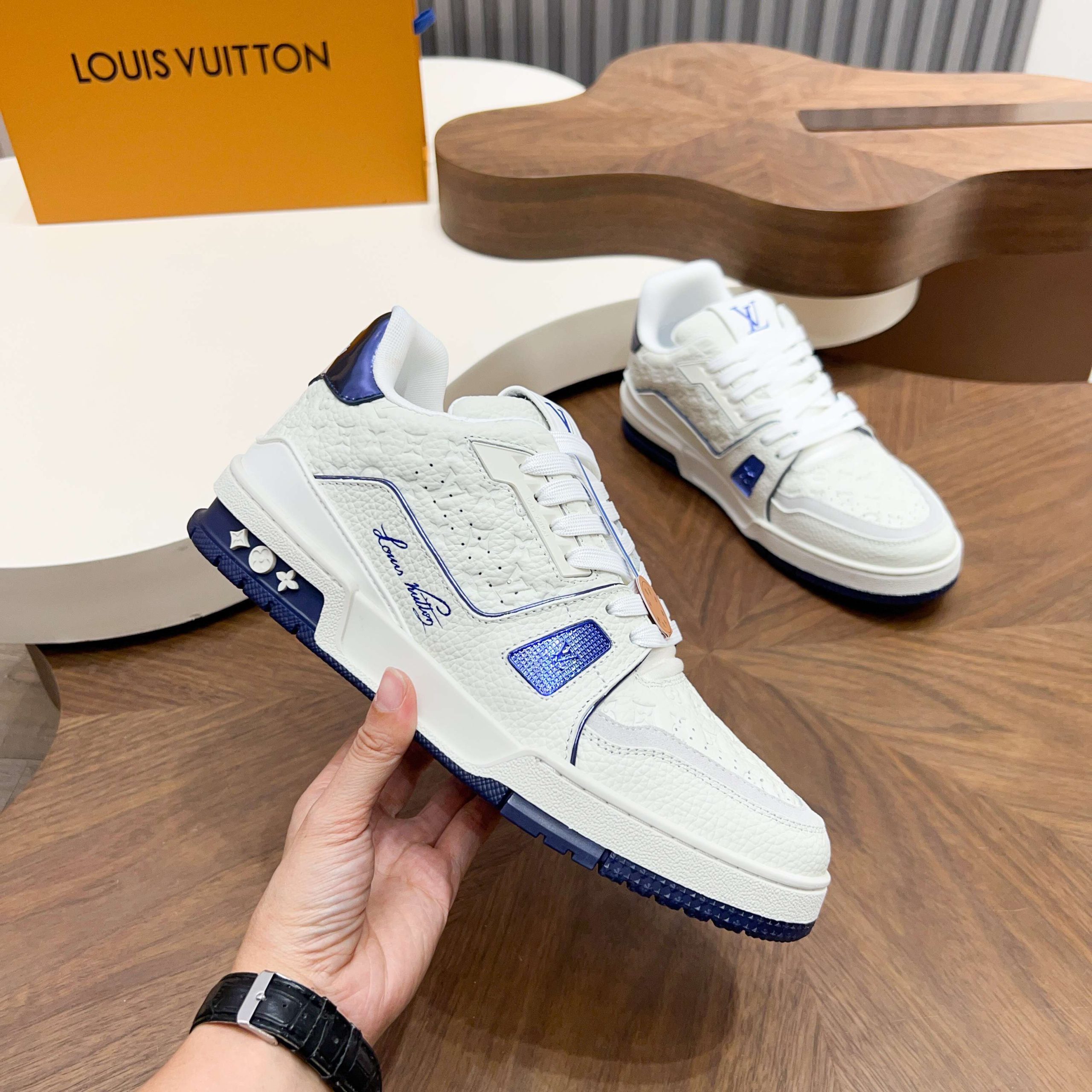 LV高仿 Trainer 白藍Monogram壓紋牛皮精品休閒運動鞋| 14 LV高仿 Trainer 白藍Monogram壓紋牛皮精品休閒運動鞋