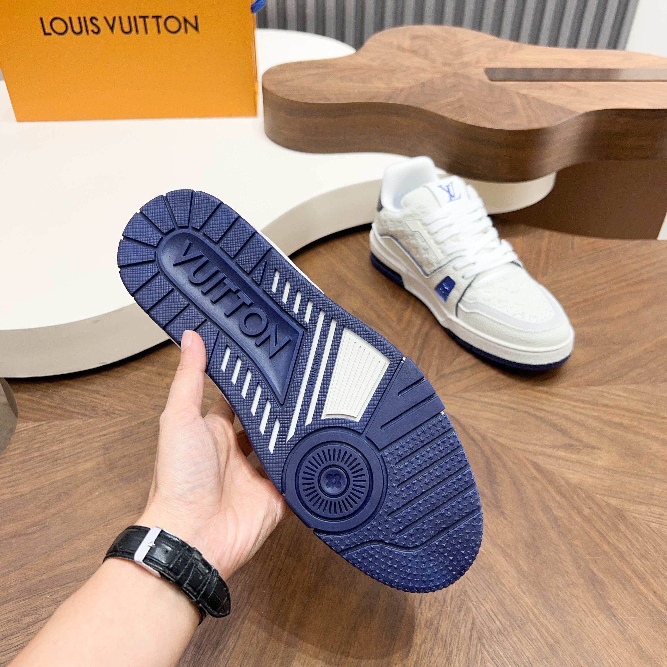 LV高仿 Trainer 白藍Monogram壓紋牛皮精品休閒運動鞋| 13 LV高仿 Trainer 白藍Monogram壓紋牛皮精品休閒運動鞋