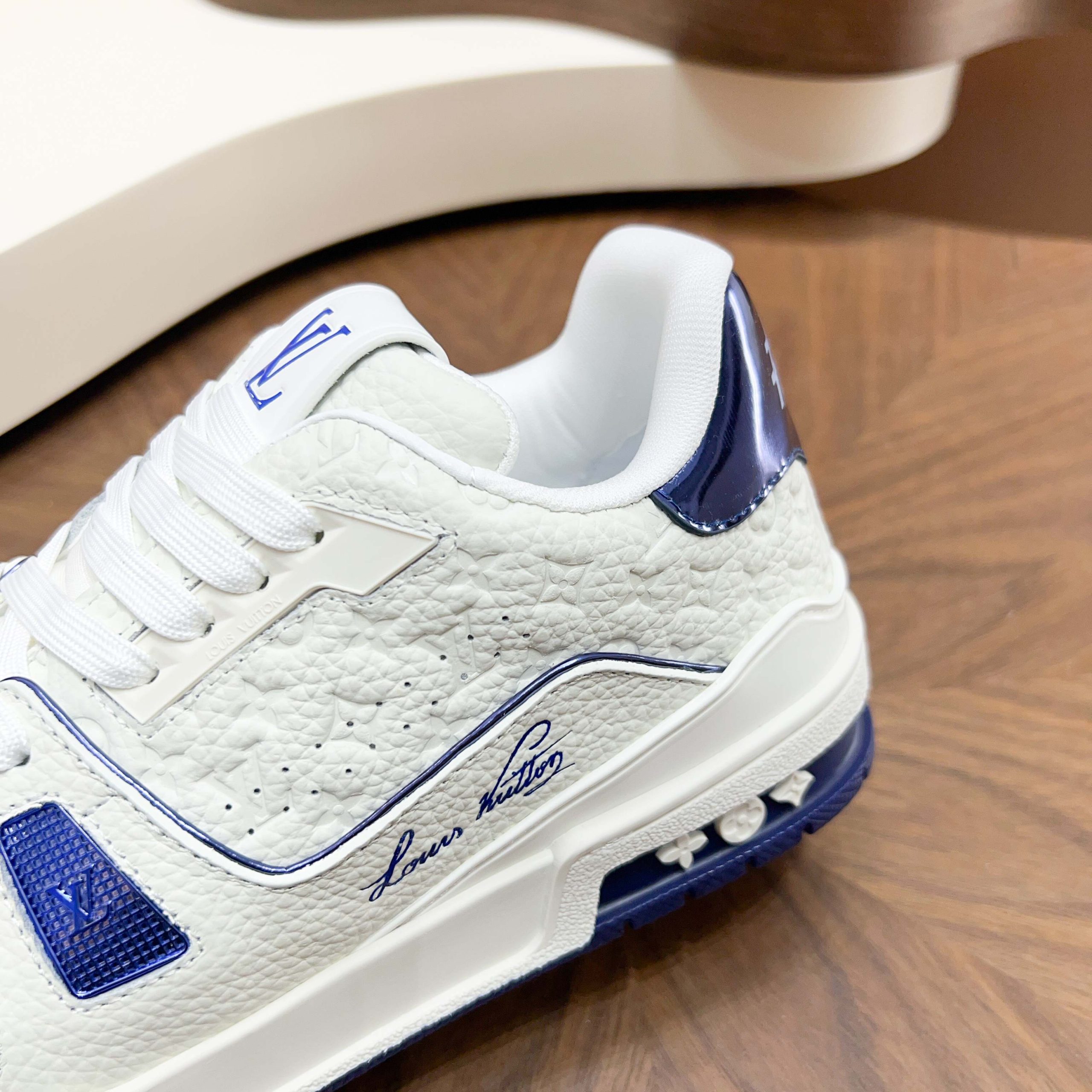 LV高仿 Trainer 白藍Monogram壓紋牛皮精品休閒運動鞋| 12 LV高仿 Trainer 白藍Monogram壓紋牛皮精品休閒運動鞋