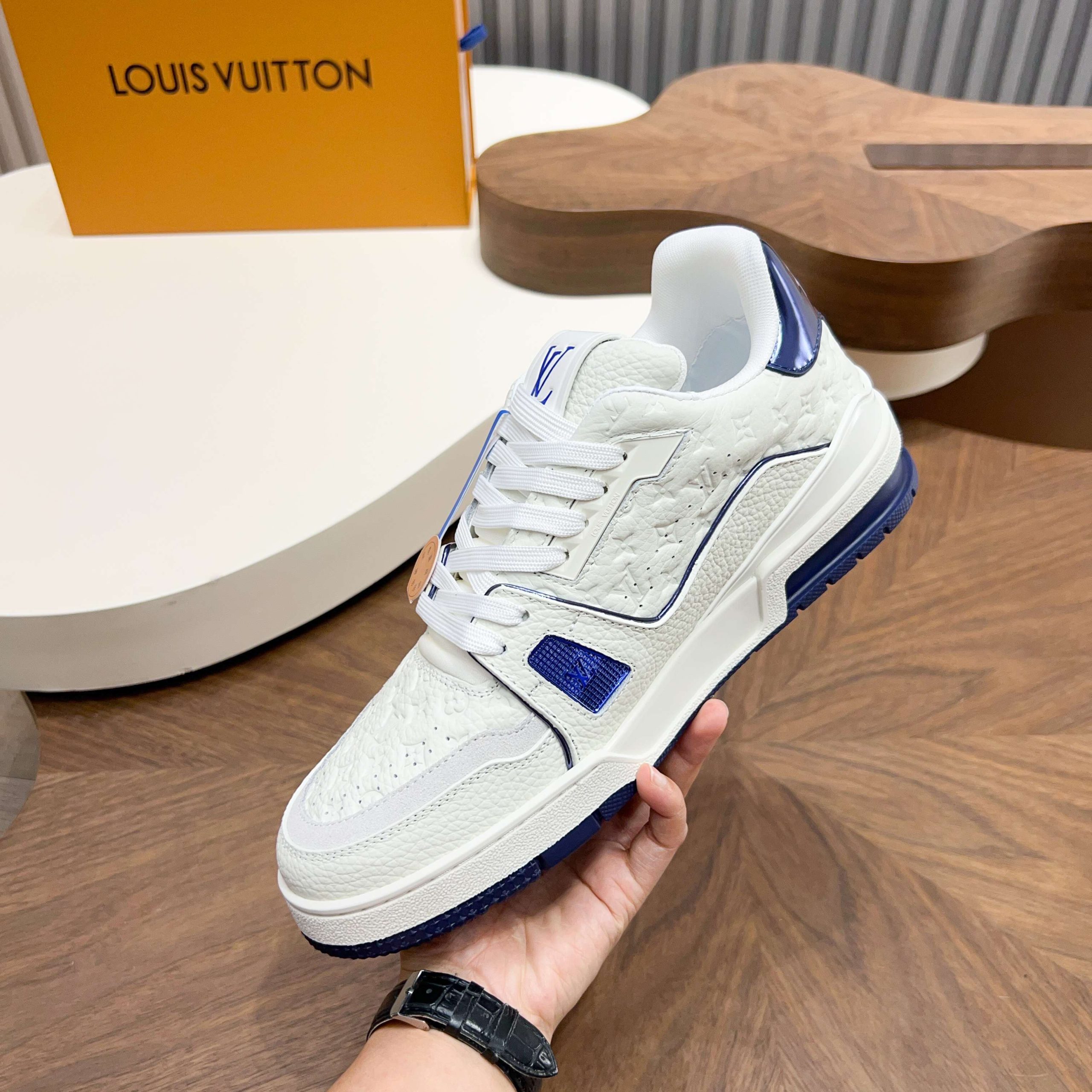 LV高仿 Trainer 白藍Monogram壓紋牛皮精品休閒運動鞋| 11 LV高仿 Trainer 白藍Monogram壓紋牛皮精品休閒運動鞋