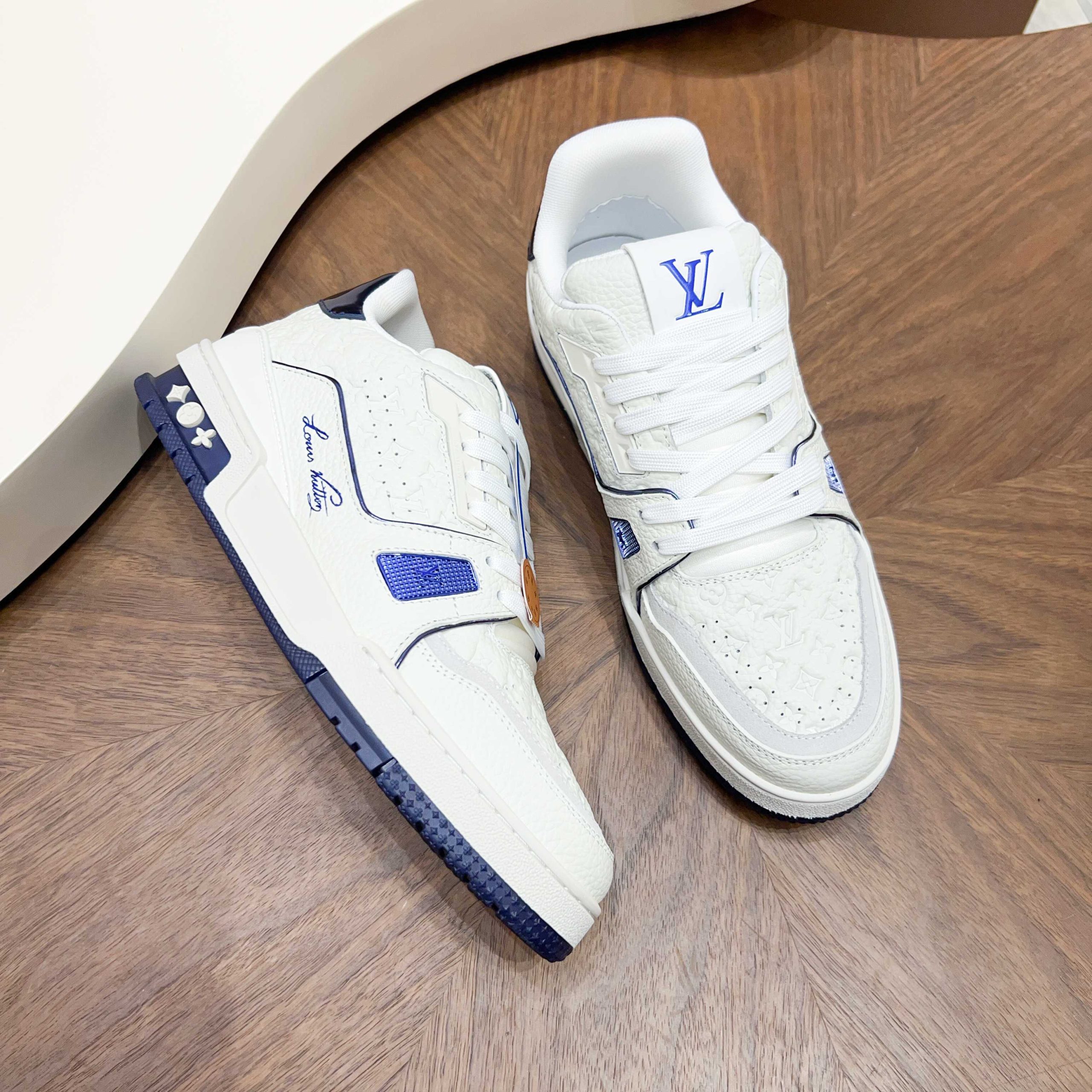 LV高仿 Trainer 白藍Monogram壓紋牛皮精品休閒運動鞋| 10 LV高仿 Trainer 白藍Monogram壓紋牛皮精品休閒運動鞋