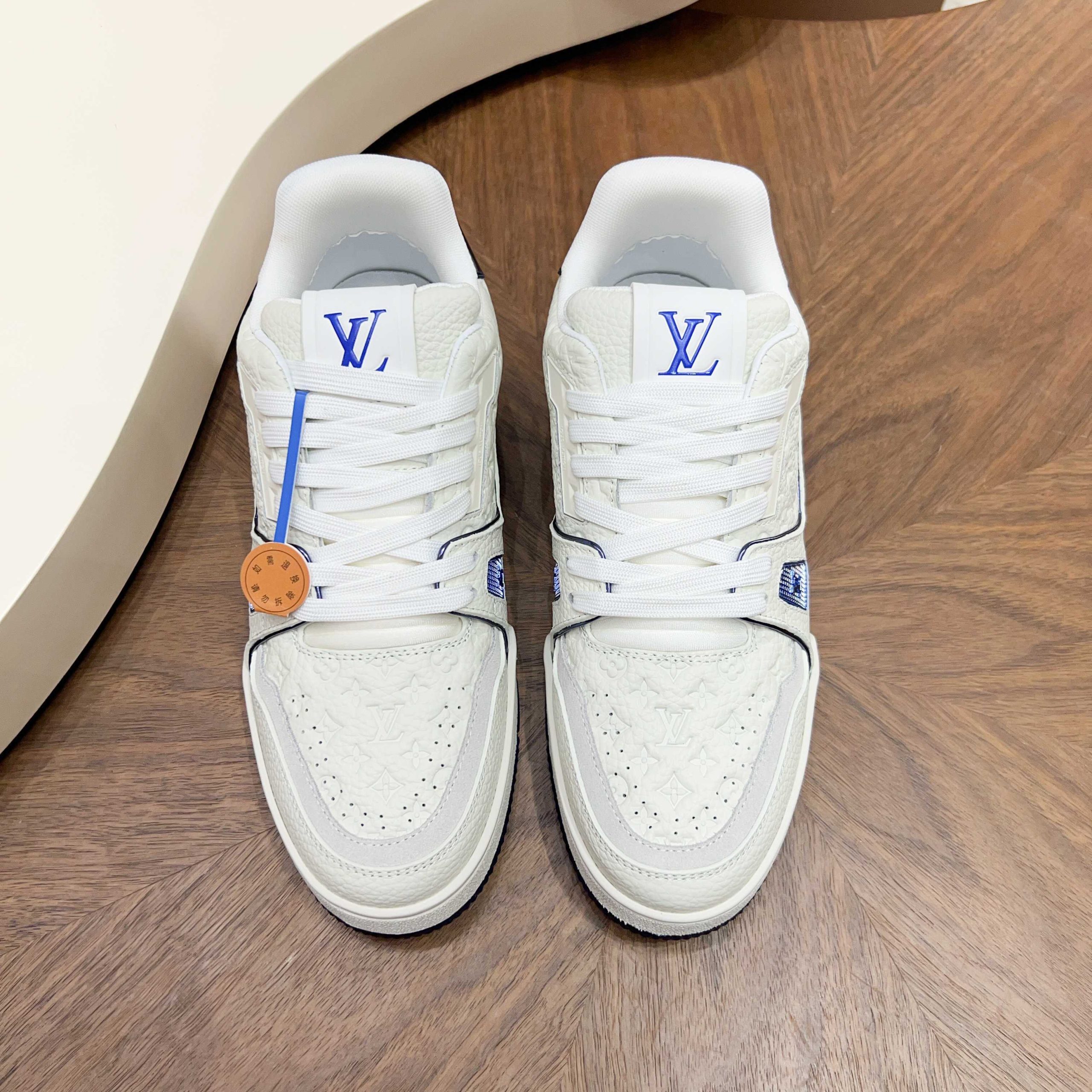 LV高仿 Trainer 白藍Monogram壓紋牛皮精品休閒運動鞋| 9 LV高仿 Trainer 白藍Monogram壓紋牛皮精品休閒運動鞋
