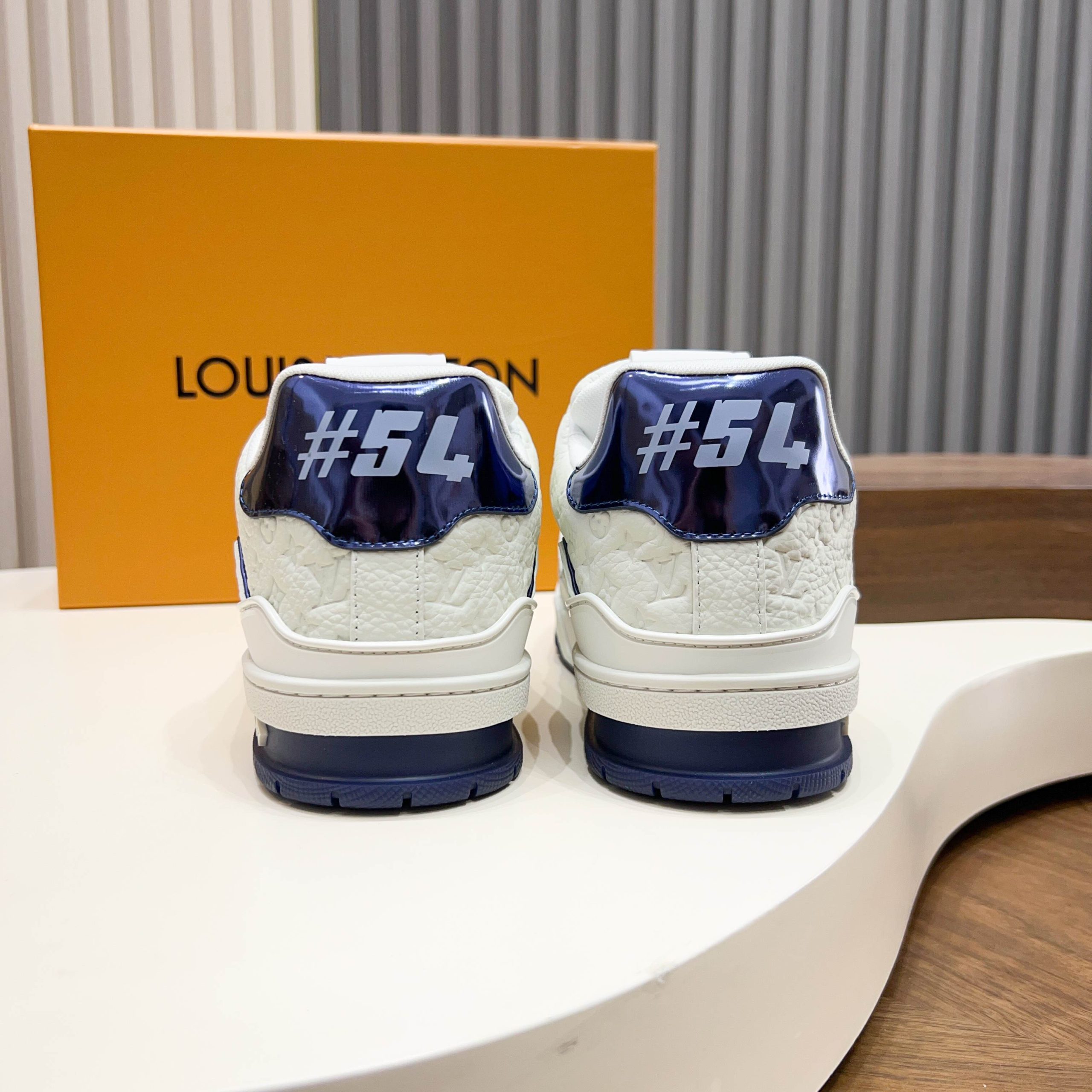 LV高仿 Trainer 白藍Monogram壓紋牛皮精品休閒運動鞋| 8 LV高仿 Trainer 白藍Monogram壓紋牛皮精品休閒運動鞋