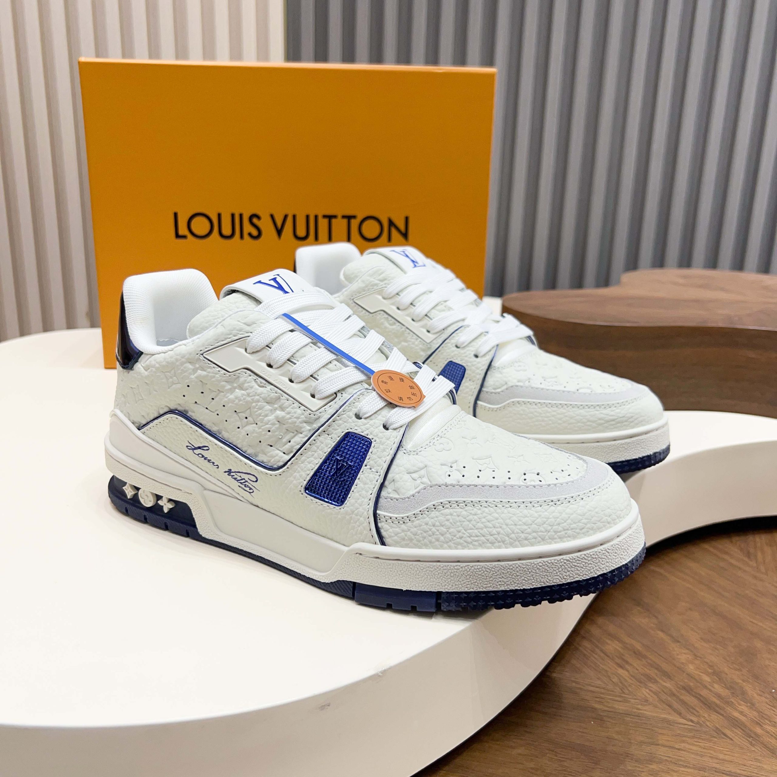 LV高仿 Trainer 白藍Monogram壓紋牛皮精品休閒運動鞋| 7 LV高仿 Trainer 白藍Monogram壓紋牛皮精品休閒運動鞋