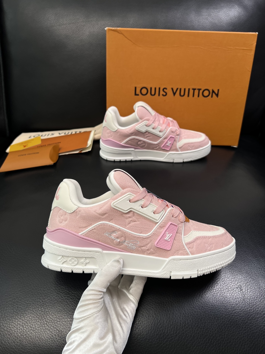 LV一比一 Trainer 粉色Monogram牛仔布精品休閒運動鞋| 12 LV一比一 Trainer 粉色Monogram牛仔布精品休閒運動鞋