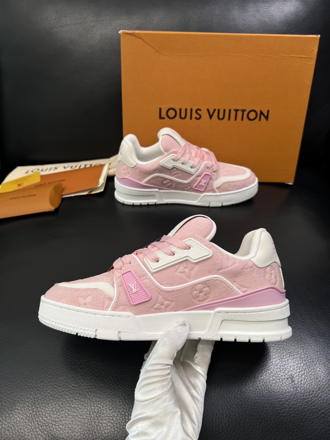 LV一比一 Trainer 粉色Monogram牛仔布精品休閒運動鞋| 11 LV一比一 Trainer 粉色Monogram牛仔布精品休閒運動鞋