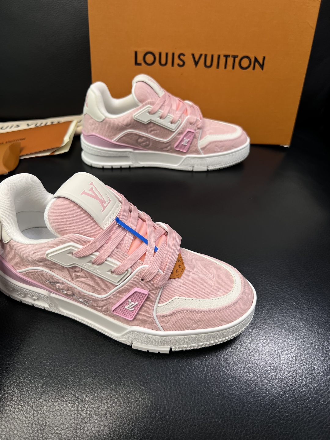 LV一比一 Trainer 粉色Monogram牛仔布精品休閒運動鞋| 10 LV一比一 Trainer 粉色Monogram牛仔布精品休閒運動鞋