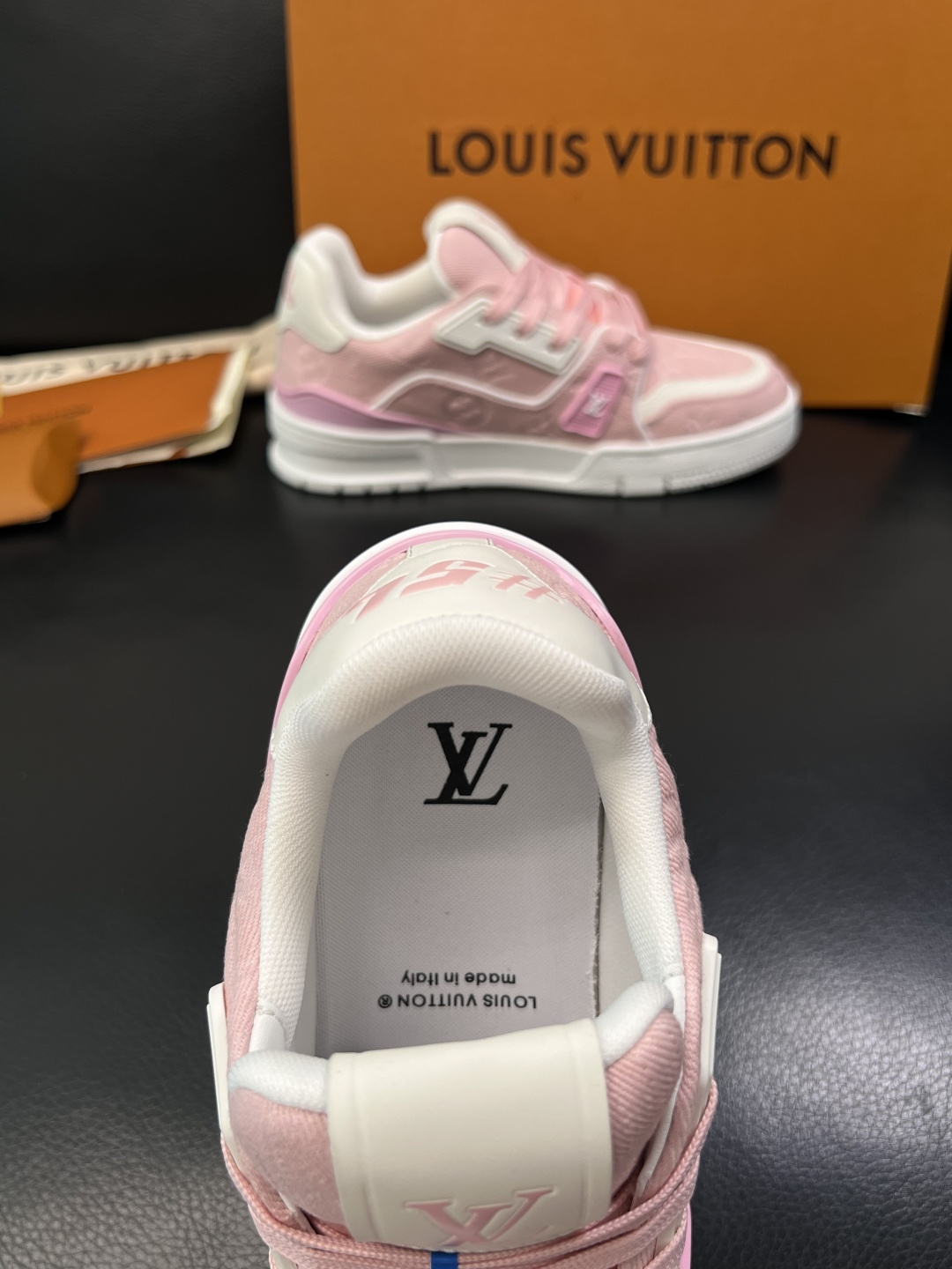 LV一比一 Trainer 粉色Monogram牛仔布精品休閒運動鞋| 9 LV一比一 Trainer 粉色Monogram牛仔布精品休閒運動鞋