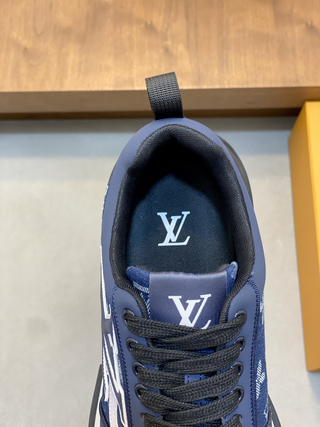 LV高仿Monogram丹寧拼接休閒運動鞋 男士百搭厚底潮流鞋| 9 LV高仿Monogram丹寧拼接休閒運動鞋 男士百搭厚底潮流鞋