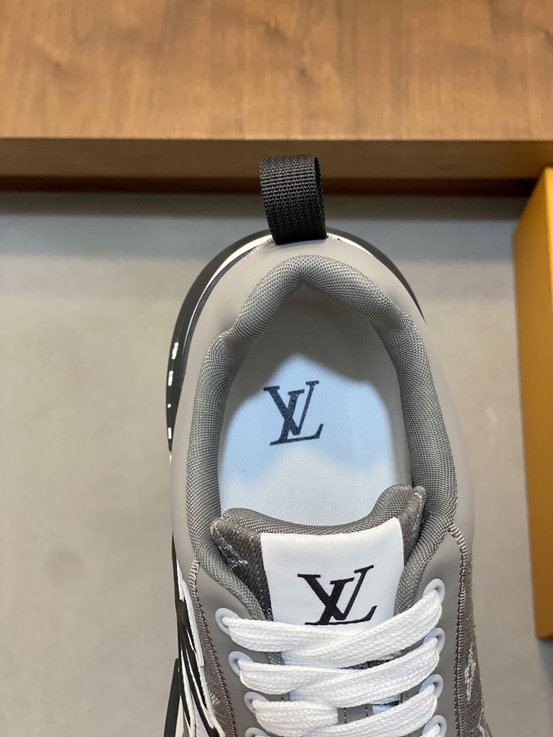 LV一比一Monogram灰色老花休閒運動鞋 百搭時尚男鞋| 9 LV一比一Monogram灰色老花休閒運動鞋 百搭時尚男鞋