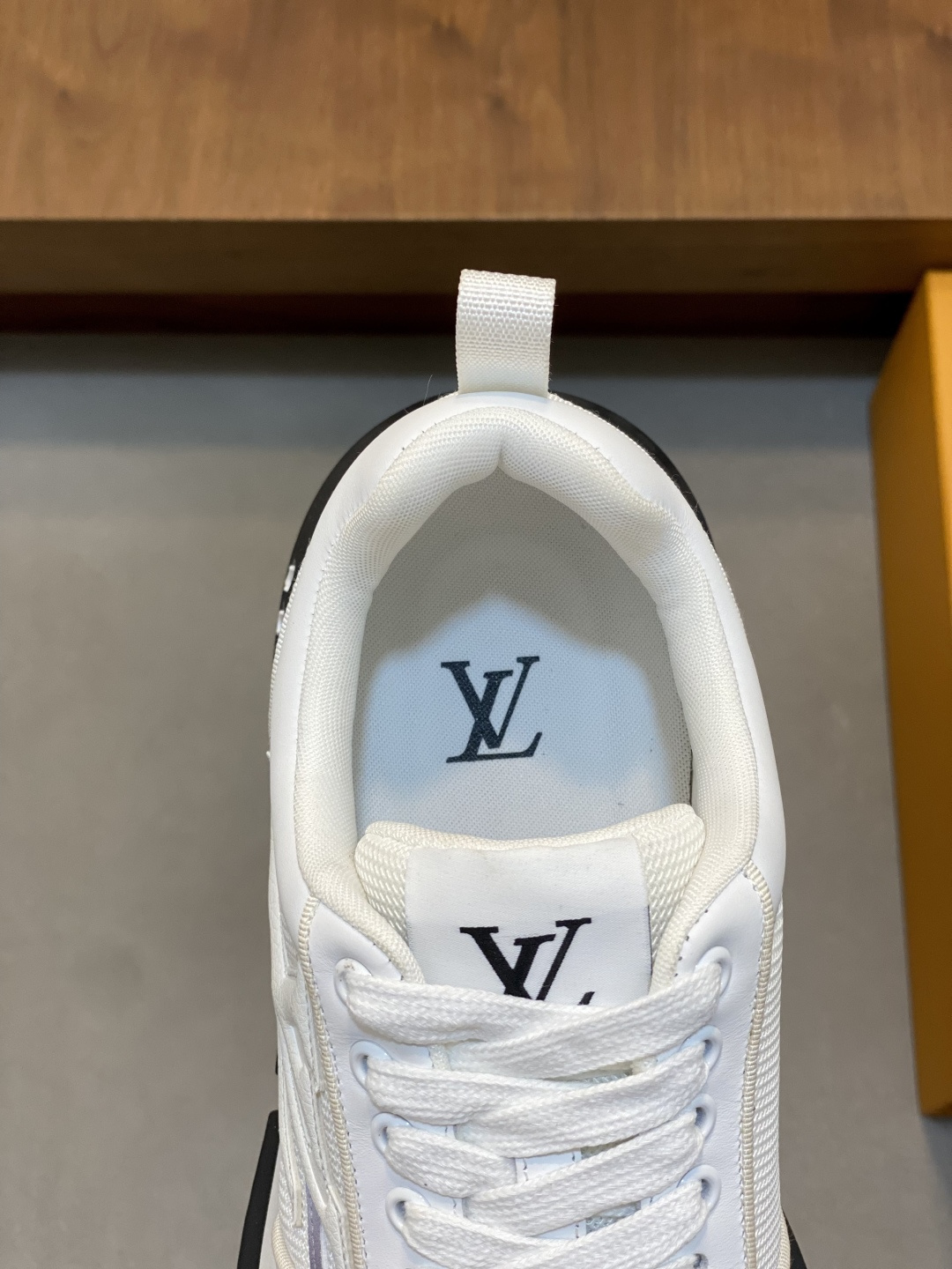 LV原單白色輕量休閒運動鞋 百搭小白鞋男女同款| 9 LV原單白色輕量休閒運動鞋 百搭小白鞋男女同款