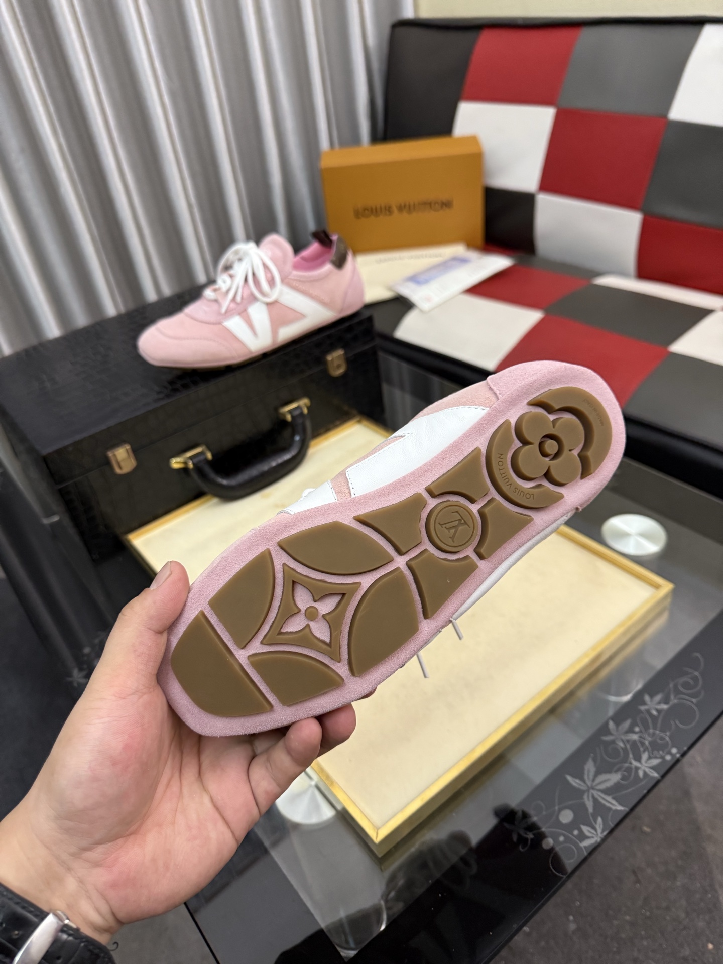 LV復刻粉色復古休閒鞋 女款麂皮運動鞋甜美百搭精品鞋款| 7 LV復刻粉色復古休閒鞋 女款麂皮運動鞋甜美百搭精品鞋款