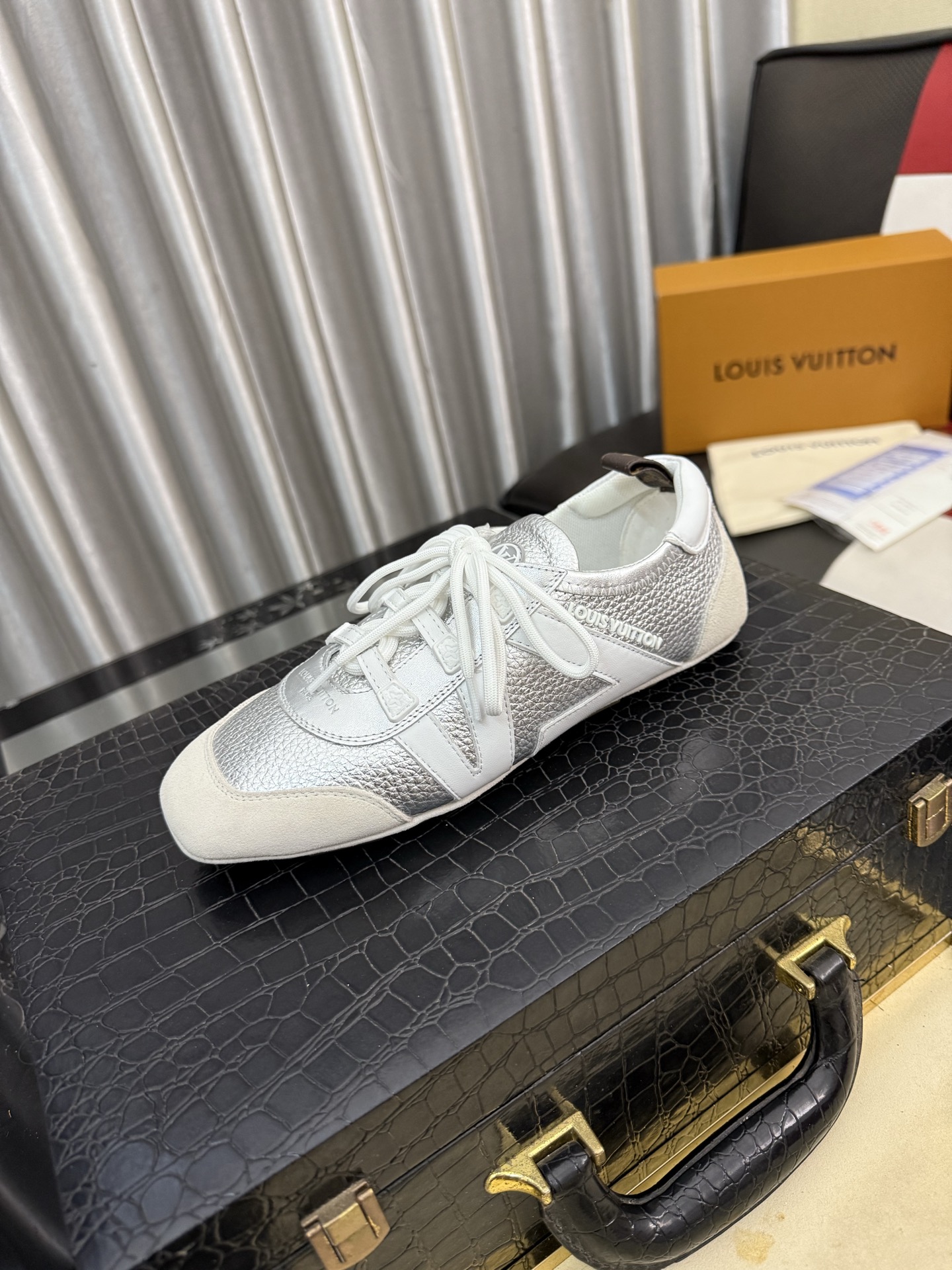 LV 一比一銀色金屬質感德訓鞋 精品百搭休閒鞋| 6 LV 一比一銀色金屬質感德訓鞋 精品百搭休閒鞋