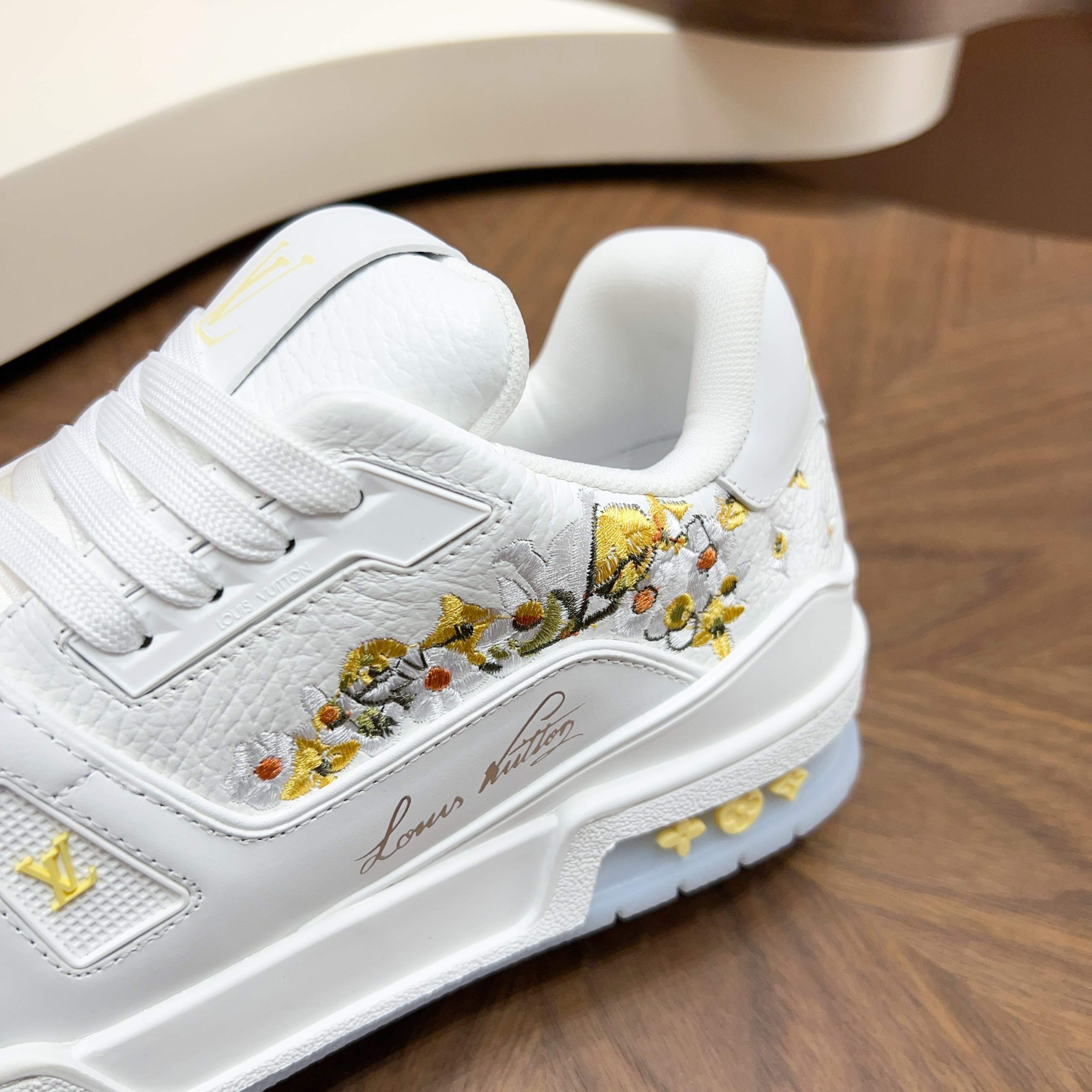 LV復刻白色花卉刺繡Trainer運動鞋 精品休閒鞋| 10 LV復刻白色花卉刺繡Trainer運動鞋 精品休閒鞋