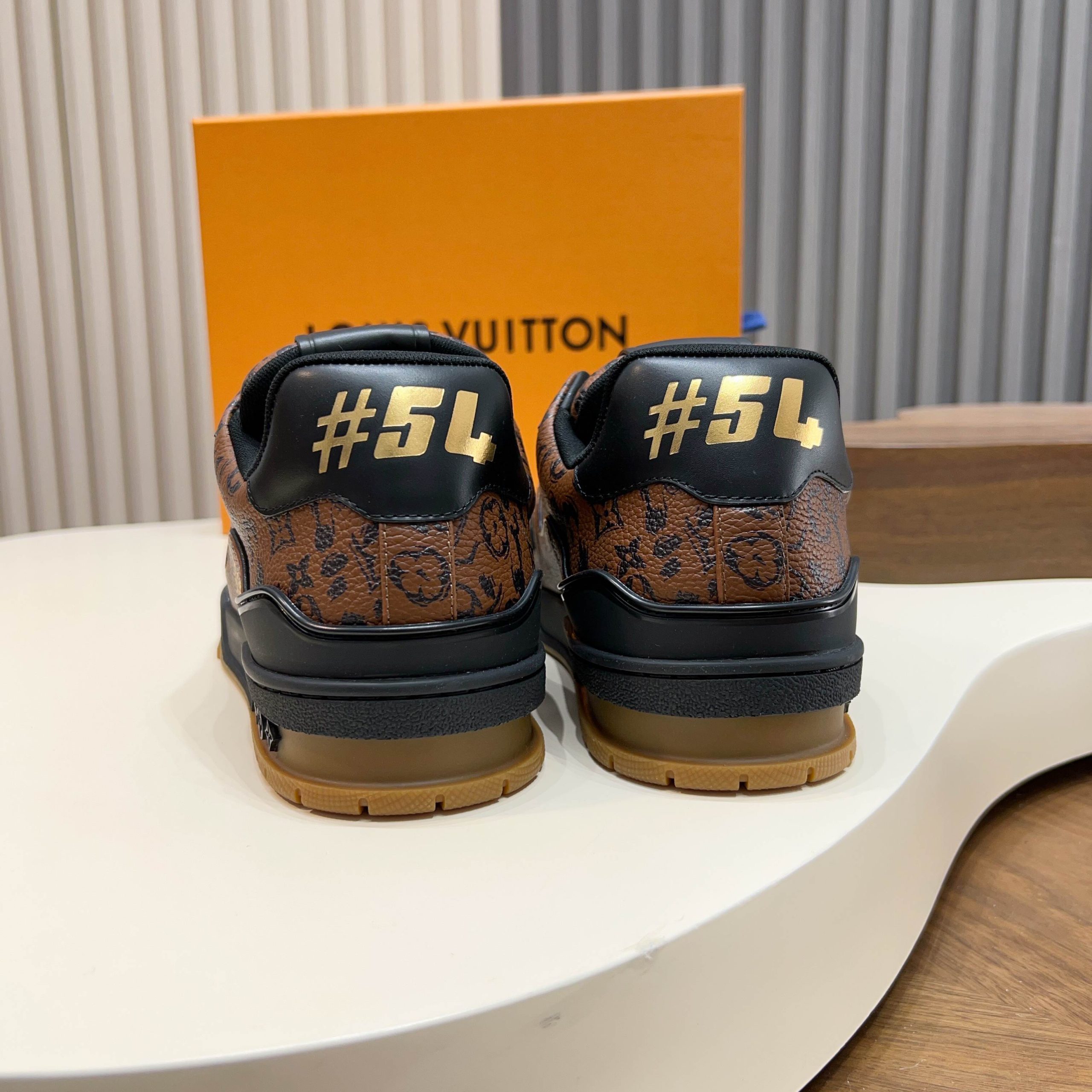 LV A貨咖啡色Monogram Trainer運動鞋 經典潮流鞋| 8 LV A貨咖啡色Monogram Trainer運動鞋 經典潮流鞋