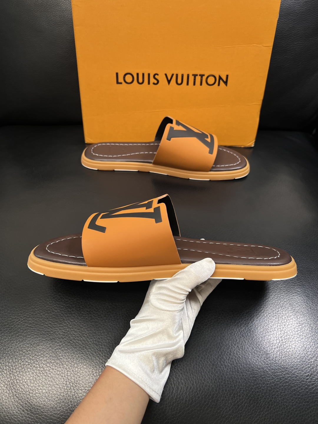 LV 一比一 男款拖鞋 經典LOGO休閒拖鞋 百搭輕奢風| 11 LV 一比一 男款拖鞋 經典LOGO休閒拖鞋 百搭輕奢風