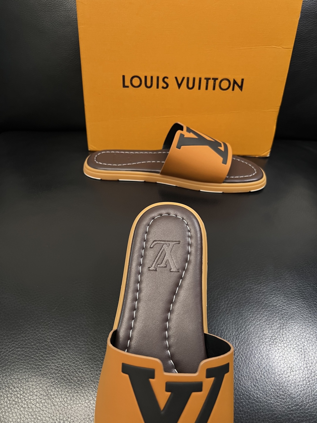 LV 一比一 男款拖鞋 經典LOGO休閒拖鞋 百搭輕奢風| 9 LV 一比一 男款拖鞋 經典LOGO休閒拖鞋 百搭輕奢風