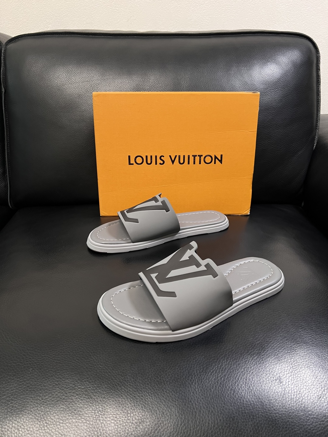 LV 原單 男款拖鞋 極簡灰色LOGO拖鞋 日常舒適款| 14 LV 原單 男款拖鞋 極簡灰色LOGO拖鞋 日常舒適款