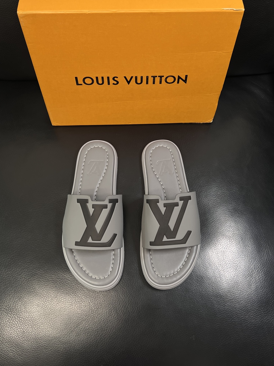 LV 原單 男款拖鞋 極簡灰色LOGO拖鞋 日常舒適款| 13 LV 原單 男款拖鞋 極簡灰色LOGO拖鞋 日常舒適款