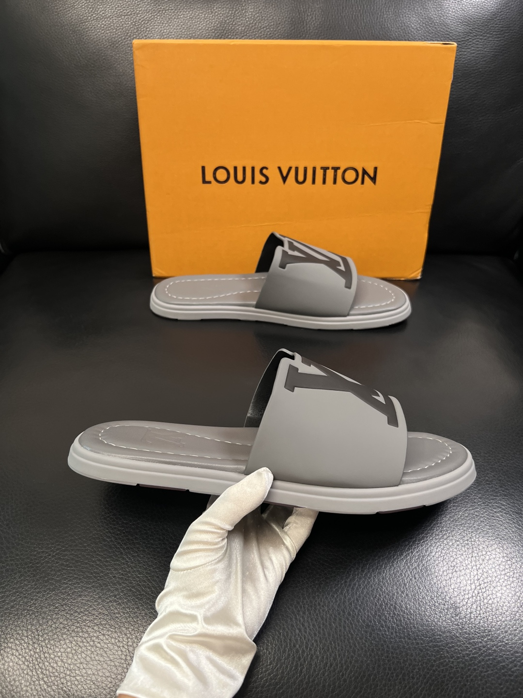 LV 原單 男款拖鞋 極簡灰色LOGO拖鞋 日常舒適款| 12 LV 原單 男款拖鞋 極簡灰色LOGO拖鞋 日常舒適款