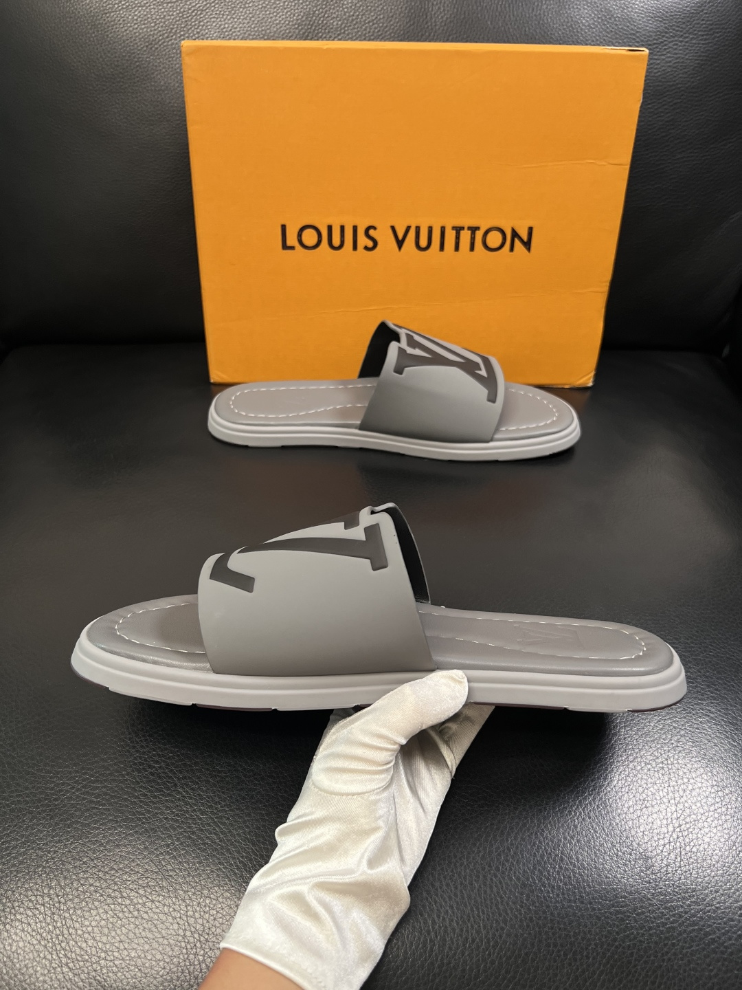LV 原單 男款拖鞋 極簡灰色LOGO拖鞋 日常舒適款| 11 LV 原單 男款拖鞋 極簡灰色LOGO拖鞋 日常舒適款