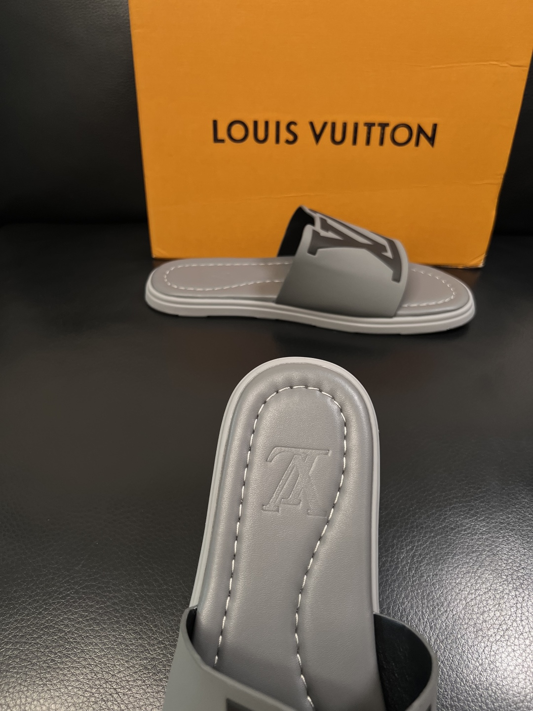 LV 原單 男款拖鞋 極簡灰色LOGO拖鞋 日常舒適款| 9 LV 原單 男款拖鞋 極簡灰色LOGO拖鞋 日常舒適款