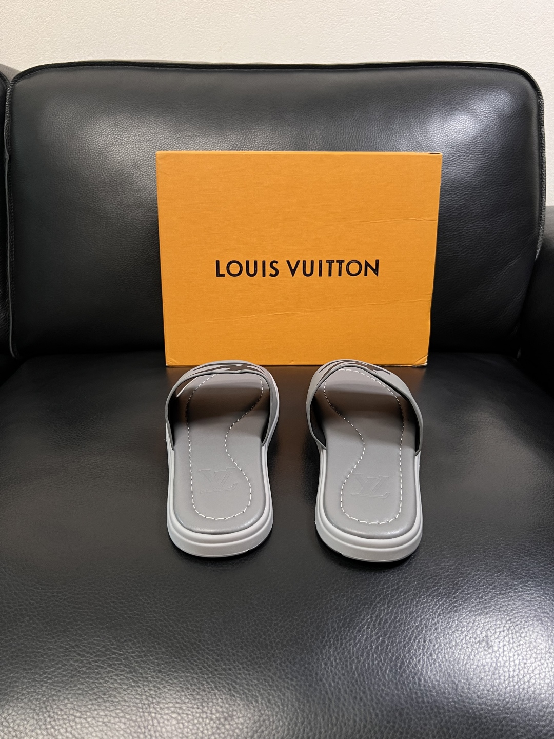 LV 原單 男款拖鞋 極簡灰色LOGO拖鞋 日常舒適款| 8 LV 原單 男款拖鞋 極簡灰色LOGO拖鞋 日常舒適款