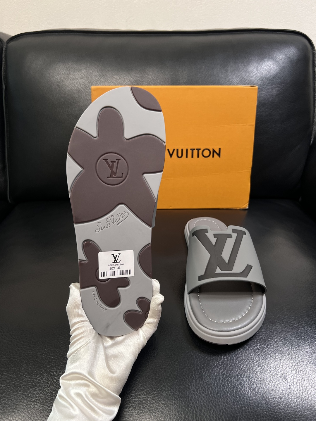 LV 原單 男款拖鞋 極簡灰色LOGO拖鞋 日常舒適款| 7 LV 原單 男款拖鞋 極簡灰色LOGO拖鞋 日常舒適款
