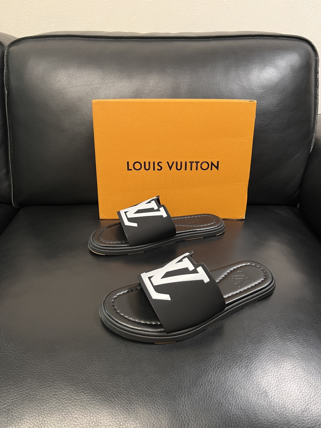 LV A貨 男款拖鞋 黑白LOGO設計 休閒百搭款| 14 LV A貨 男款拖鞋 黑白LOGO設計 休閒百搭款